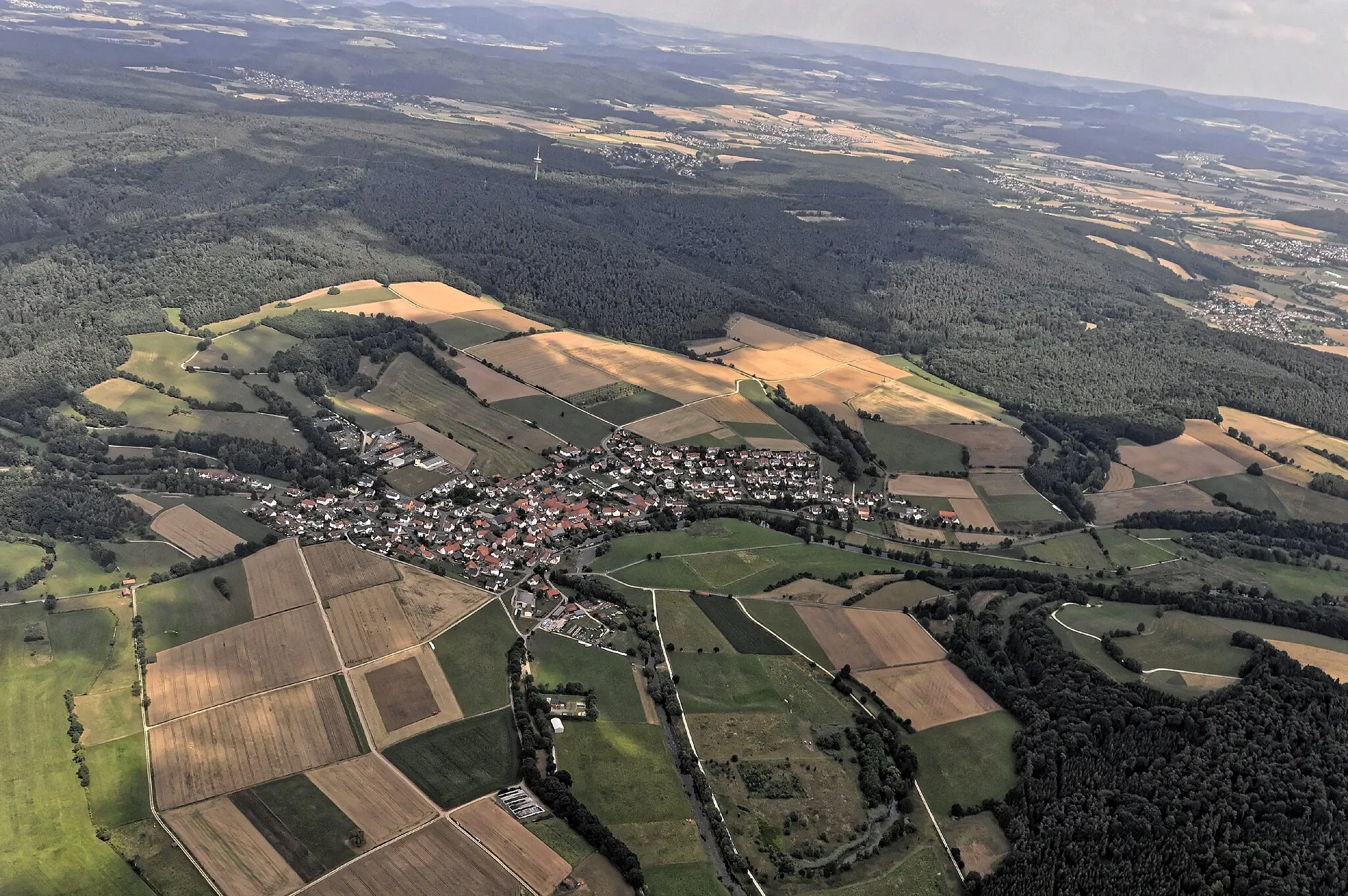 Photo showing: Bilder vom Flug Nordholz-Hammelburg 2015: Kämmerzell; in der Bildmitte hinten der Fernmeldeturm Fulda (Hummelskopf).