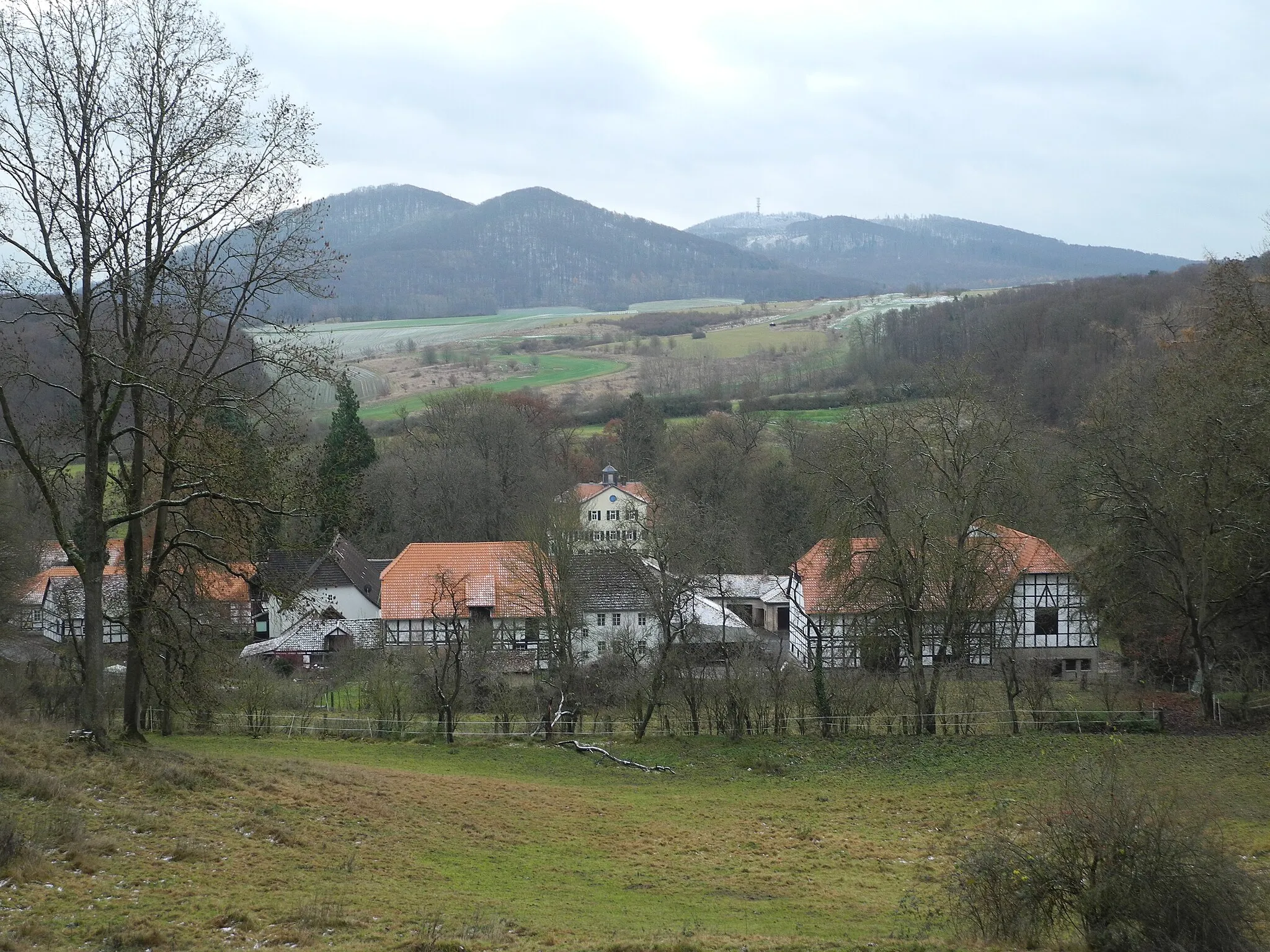 Photo showing: Escheberg, heute ein Stadtteil von Zierenberg, Hessen, Deutschland.
Blick von Nordosten.