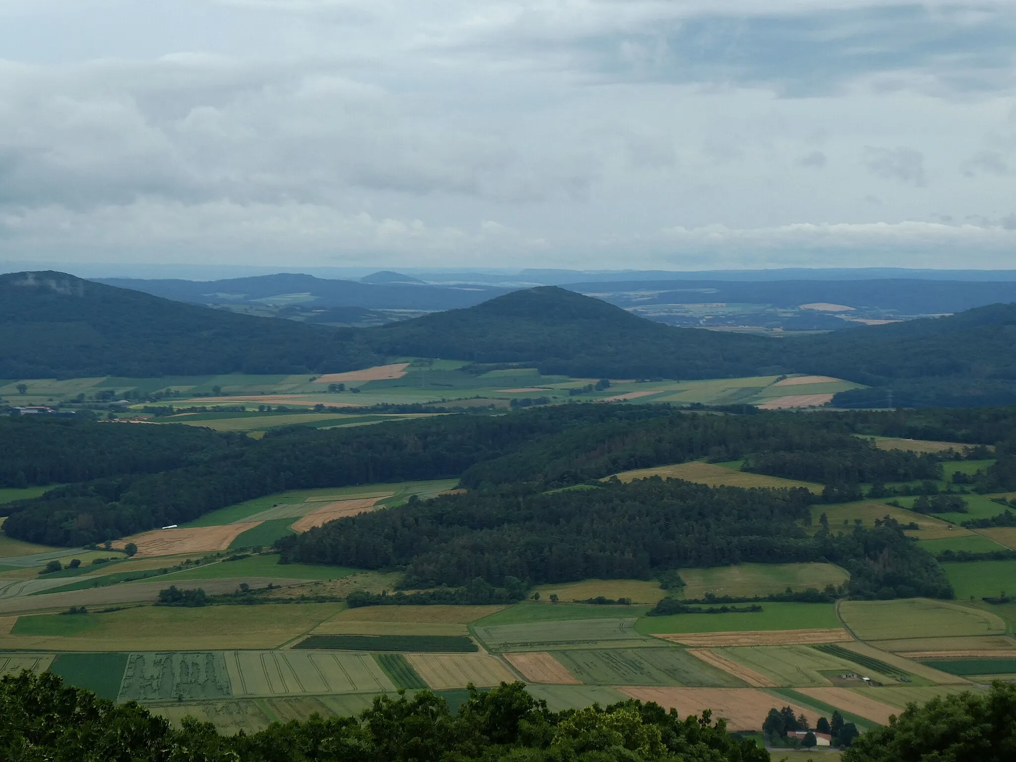 Photo showing: Blick vom Soisbergturm zum Appelsberg (Hessisches Kegelspiel), links davon Stallberg, rechts Rückersberg