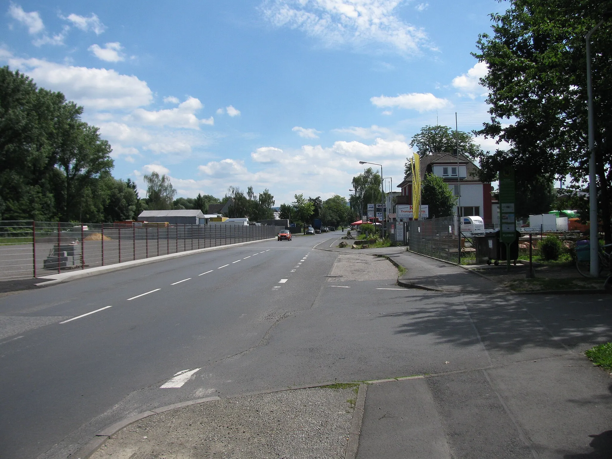 Photo showing: die Bushaltestelle für die Fernbusse an der Straßenbahnhaltestelle Kaufungen-Papierfabrik