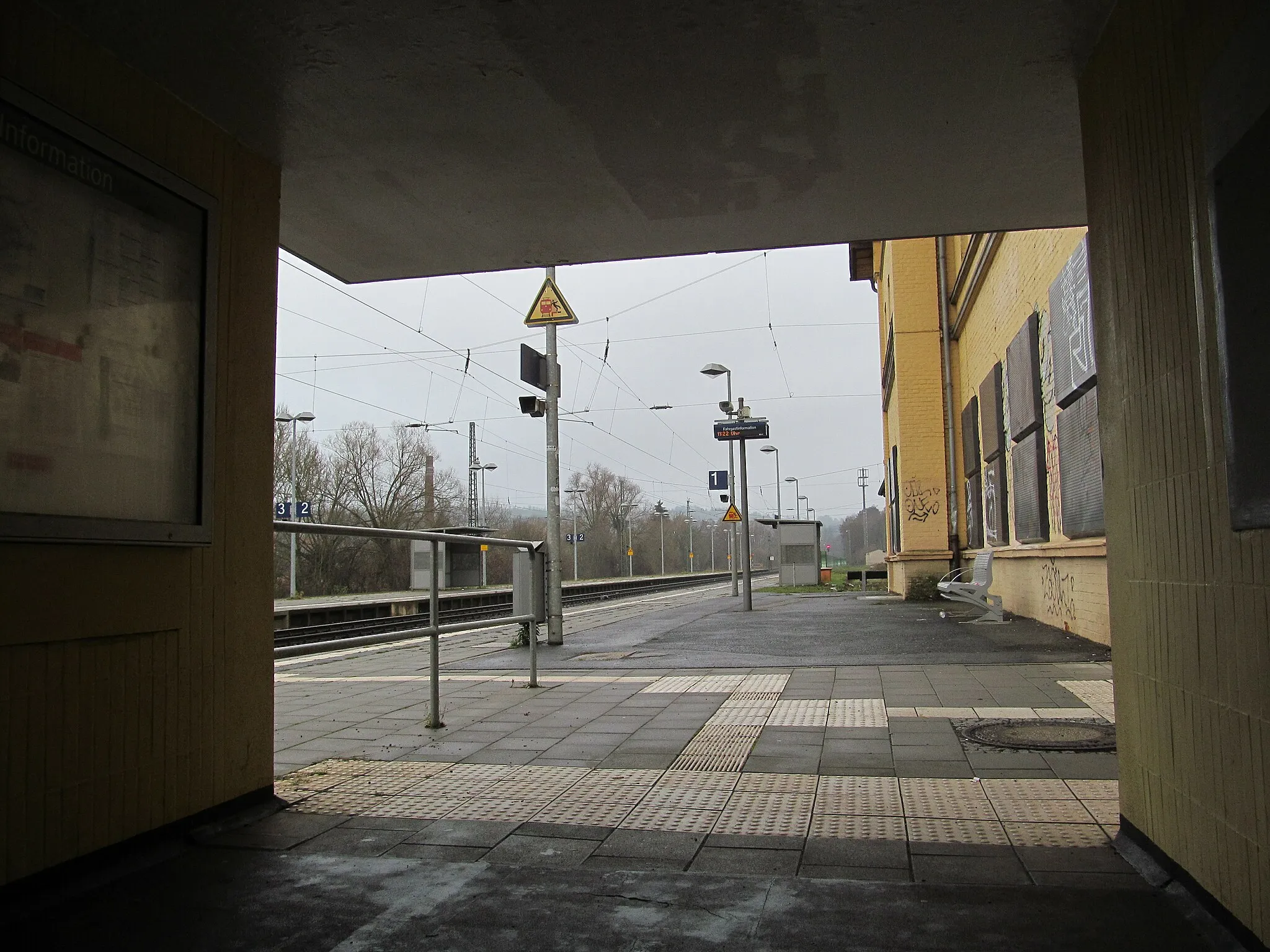 Photo showing: Blick aus dem Treppenaufgang des Bahnhofs Sontra auf den Bahnstein vor dem Bahnhofsgebäude