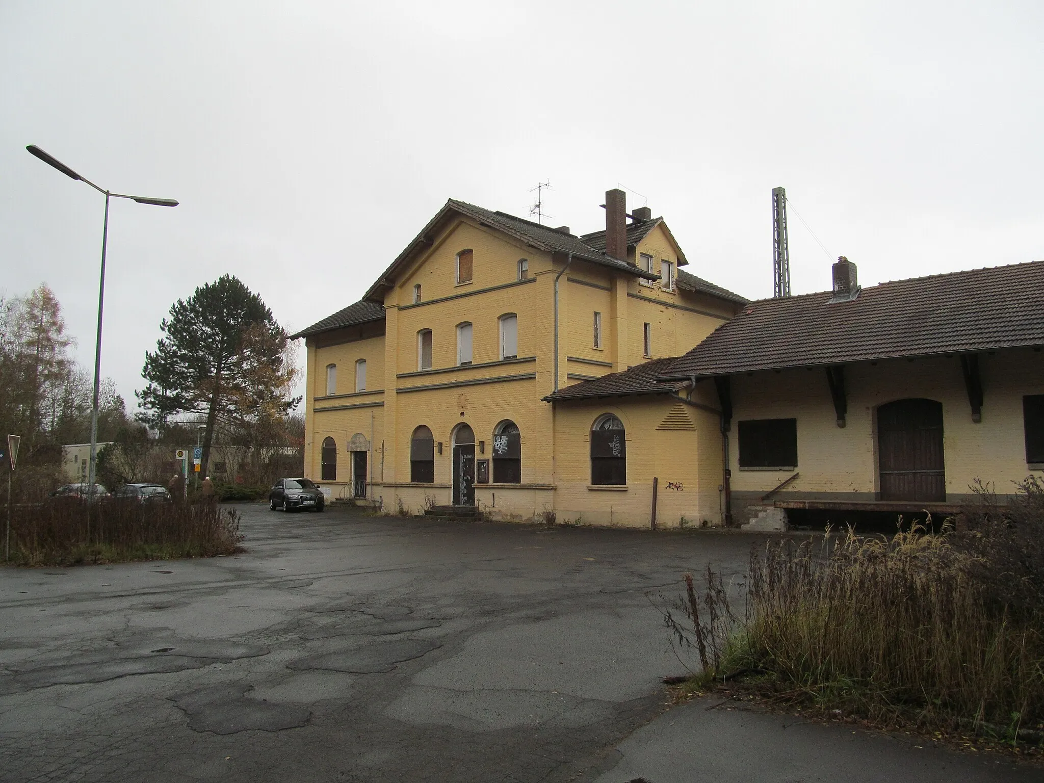 Photo showing: das Bahnhofsgebäude vom Bahnhof Sontra