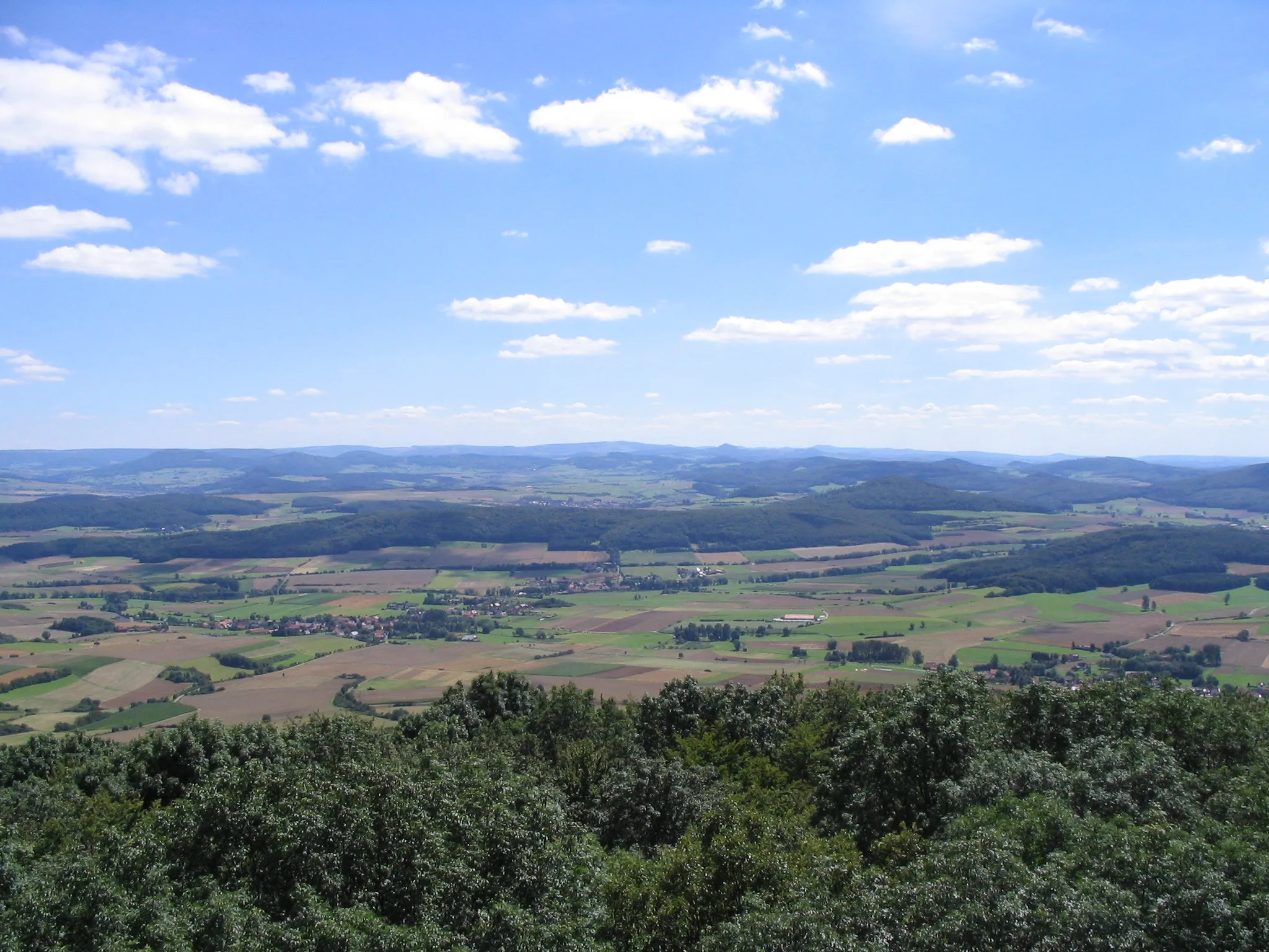 Photo showing: Blick vom Soisberg (630 m) nach Süden in die Rhön. In der Bildmitte die Wasserkuppe (950 m) in 33 km Entfernung.