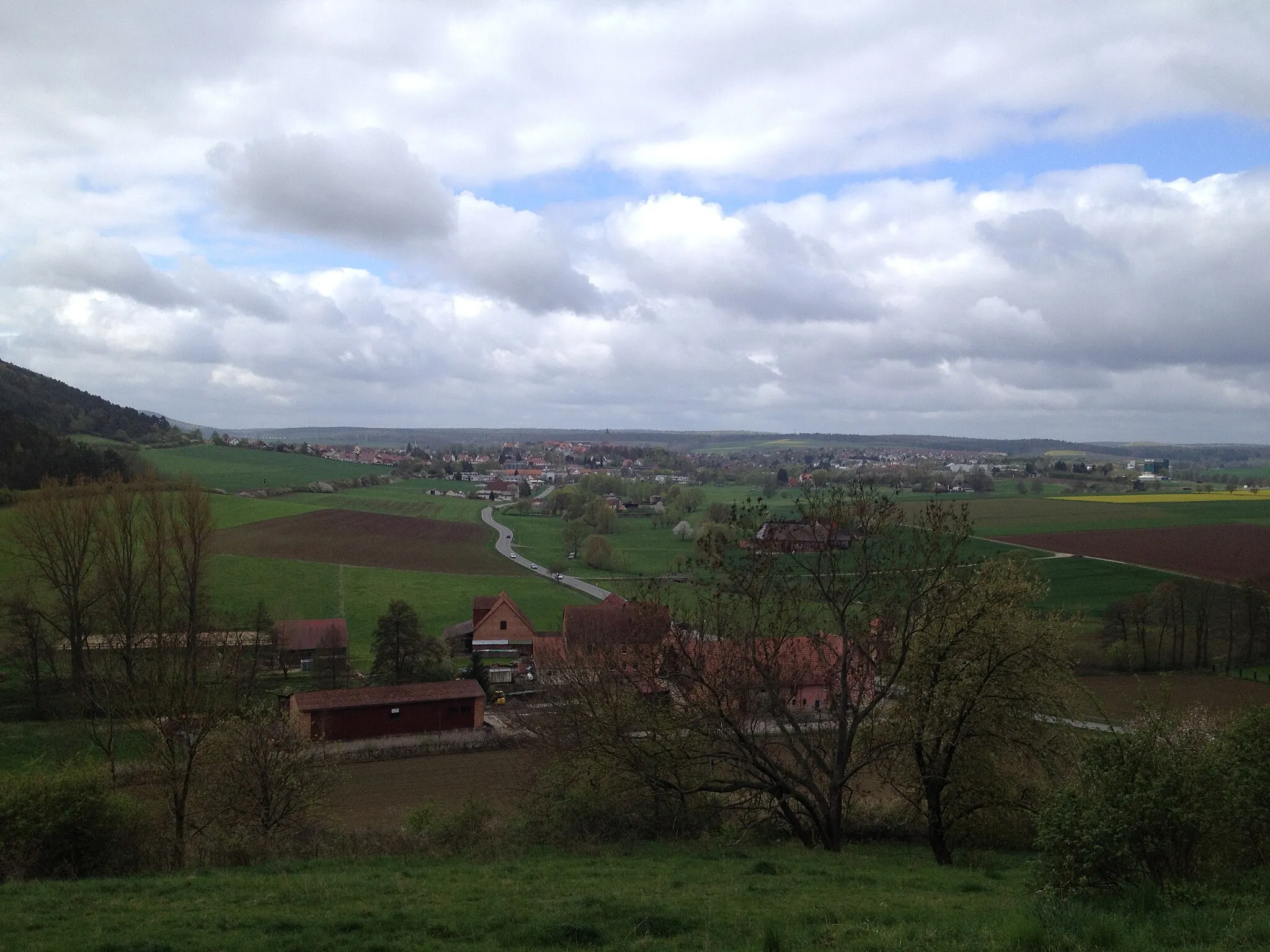 Photo showing: Der Eco Pfad Kulturgeschichte Wolfhagen an der Station Kirche St. Peter auf dem Schützeberg, mit Blick über die Oleimühle nach Wolfhagen, mittig die Landesstraße 3214