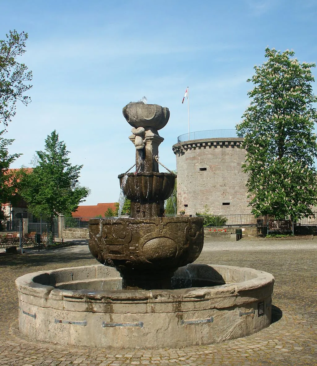 Photo showing: Dreischalenbrunnen im Hof der Vorburg, im Hintergrund der "Dicke Turm" der Wasserburg Friedewald