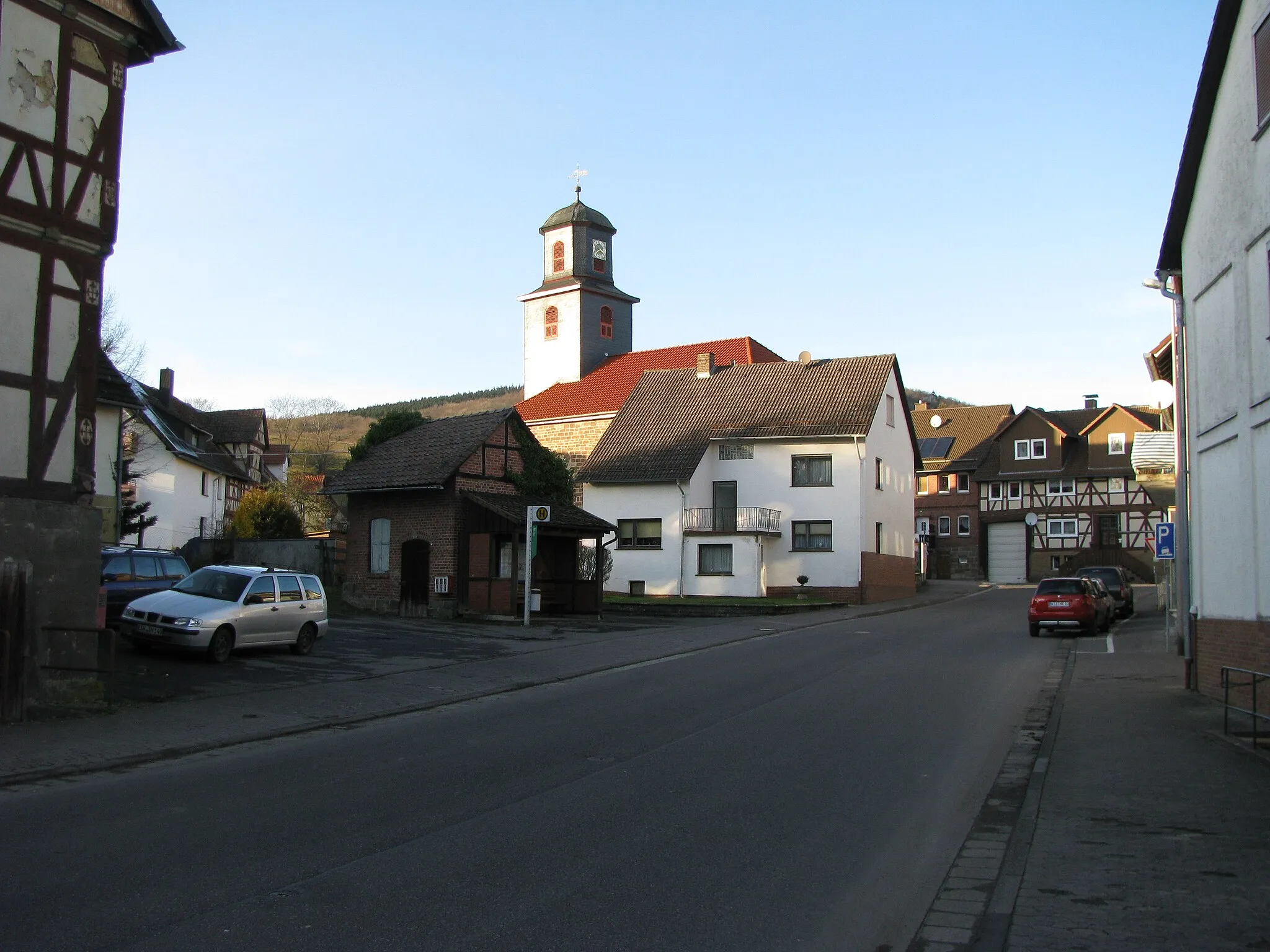 Photo showing: die Bushaltestelle Mitte in der Walburger Straße in Rommerode für die Fahrten in Richtung Hess. Lichtenau