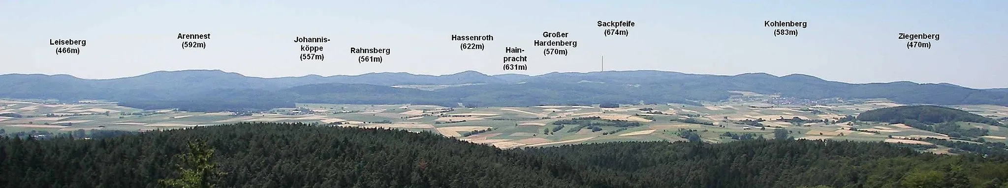 Photo showing: de:Burgwald, Blick ins Wetschaftstal, vom Christenberg aus gesehen; im Hintergrund die Sackpfeifen-Vorhöhen im Rothaargebirge mit Kohlenberg (583 m, halbrechts, zweigipfelig), Sackpfeife (674 m, rechts der Mitte, sehr breit, mit Sendemast), Hainpracht (631 m, links davon im Hintergrund), Hassenroth (622 m, Mitte, kuppig)  und Arennest (592 m, halblinks)