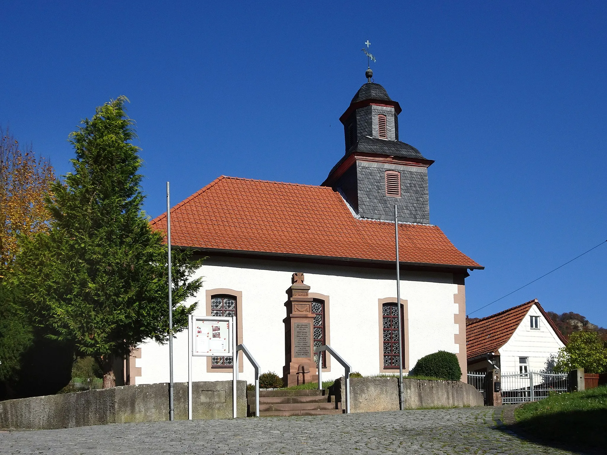 Photo showing: Versöhnungskirche Asbach.
Die Dorfkirche von Asbach wurde gegen Ende des 18. Jahrhunderts auf der Stelle des zuvor abgebrochenen Vorgängerbaus errichtet. Nach umfangreicher Renovierung wurde sie im Jahr 1978 neu geweiht und trägt seither den Namen Versöhnungskirche.

Asbach, seit 1950 nach dem Zusammenschluss mit Sickenberg, Asbach-Sickenberg ist eine Gemeinde in der Verwaltungsgemeinschaft Uder im thüringischen Landkreis Eichsfeld.