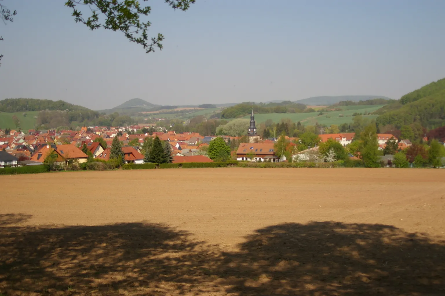 Photo showing: Blick von der Marienhöhe über Uder im Leinetal ins westliche Eichsfeld (im Hintergrund der Rusteberg und der Rohrberg)