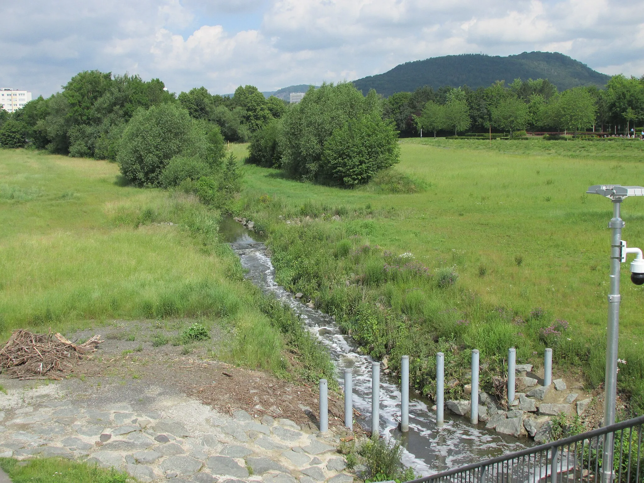 Photo showing: die Bauna im Hochwassesrrückhaltebecken oberhalb von Kirchbauna