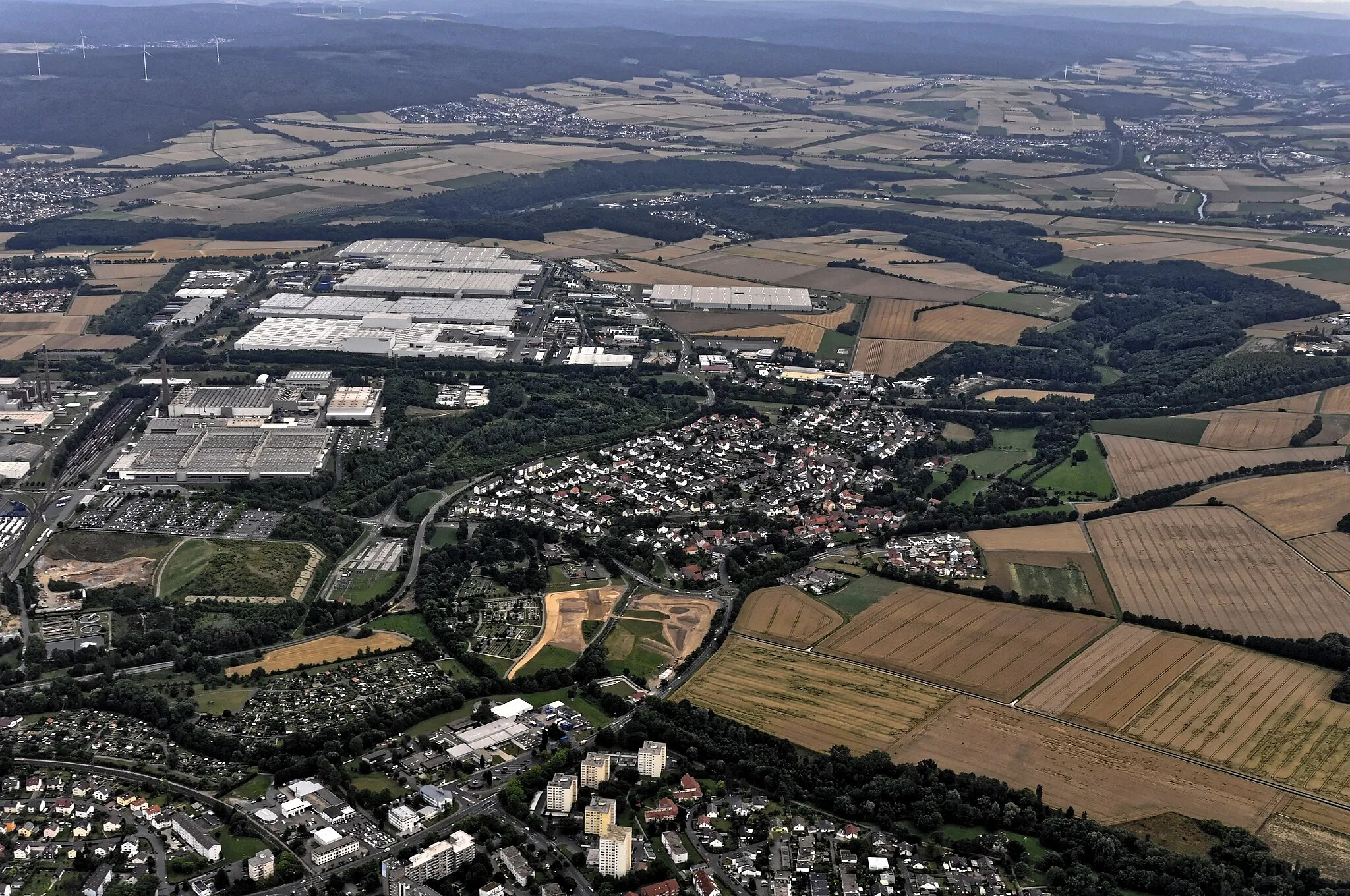 Photo showing: Bilder vom Flug Nordholz-Hammelburg 2015: Volkswagenwerk Baunatal; Bildmitte Kirchbauna, im Vordergrund links Altenbauna.