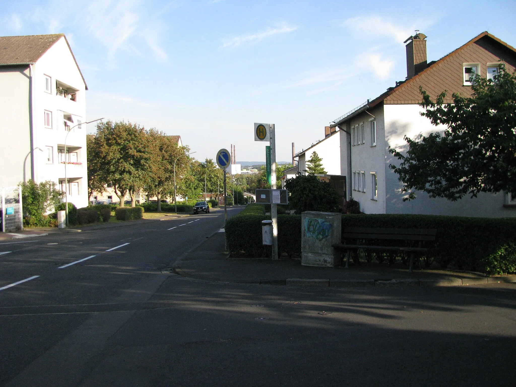 Photo showing: die Bushaltestelle Akazienallee an der Straßenecke Unter den Eichen/Dachsbergstraße in Altenbauna