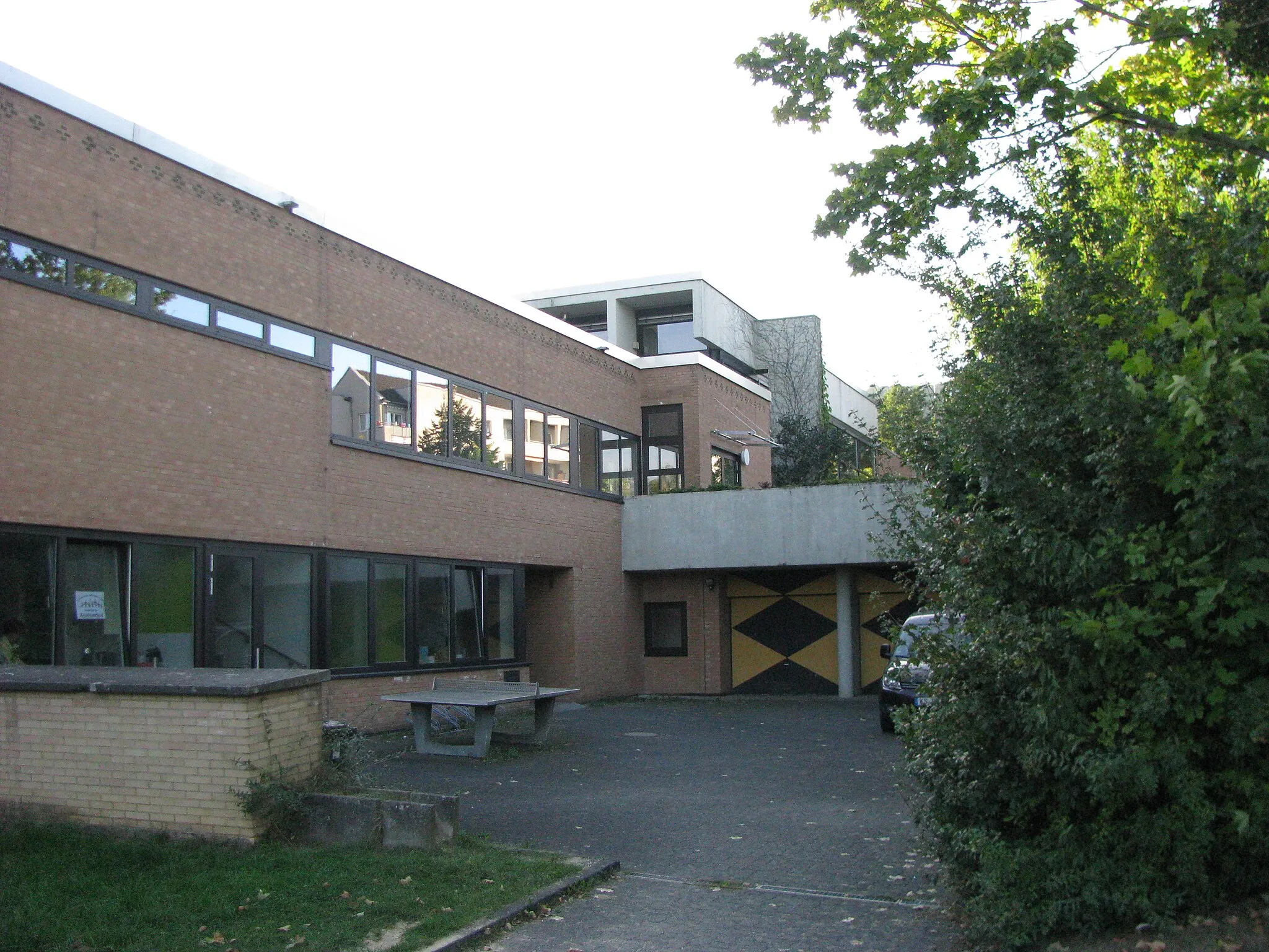 Photo showing: das Kirchenzentrum in Baunatal-Altenbauna von Osten betrachtet