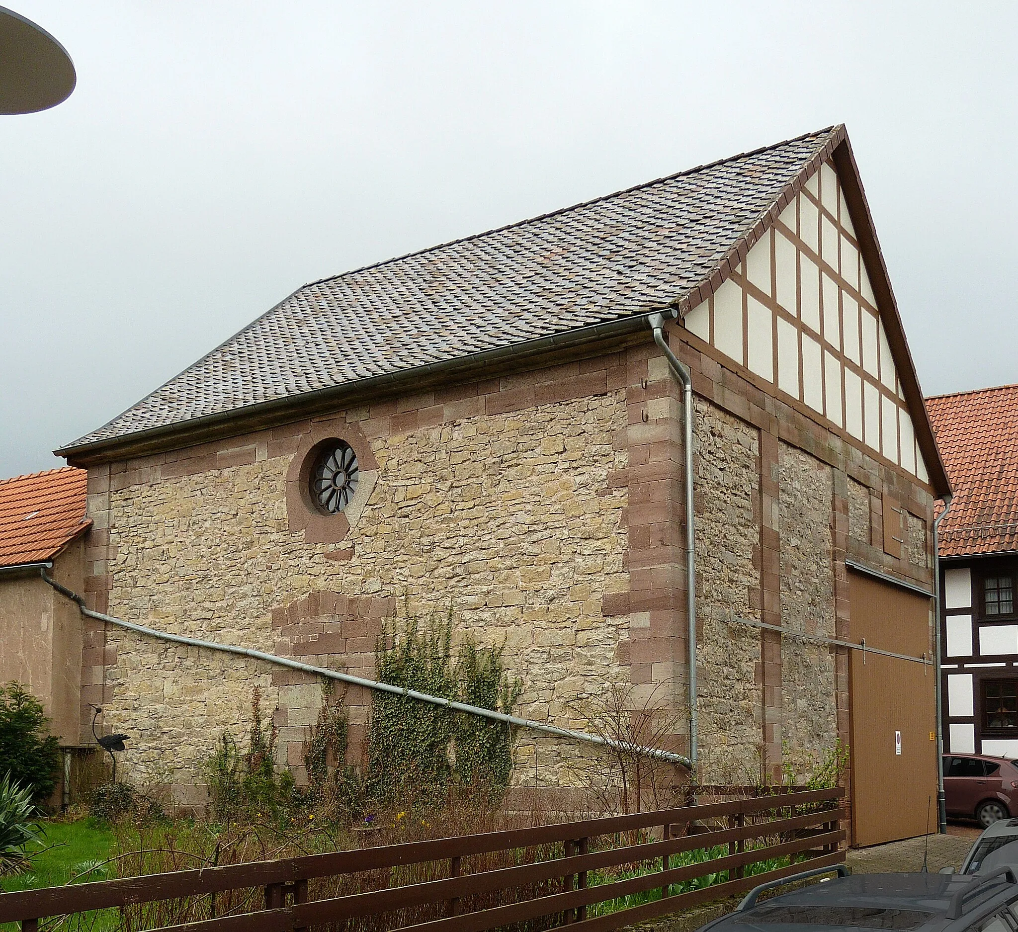 Photo showing: Nordostansicht des ehemaligen Synagogengebäudes der jüdischen Gemeinde in Hebenshausen, Gemeinde Neu-Eichenberg, Nordhessen