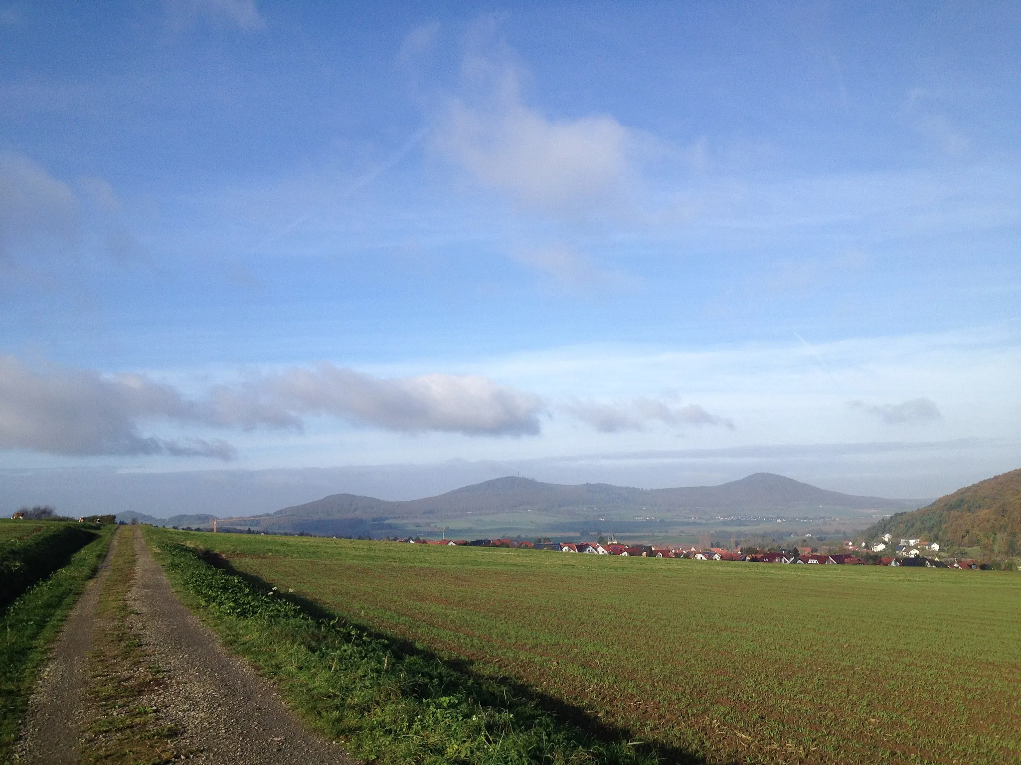 Photo showing: Blick vom Eco Pfad Kulturgeschichte Habichtswald über Dörnberg zum Rohrberg (links), Großen Bärenberg (mit Aussichtsturm, mitte) und den Großen Gudenberg (rechts). Ganz rechts der Südhang des Hohen Dörnberges