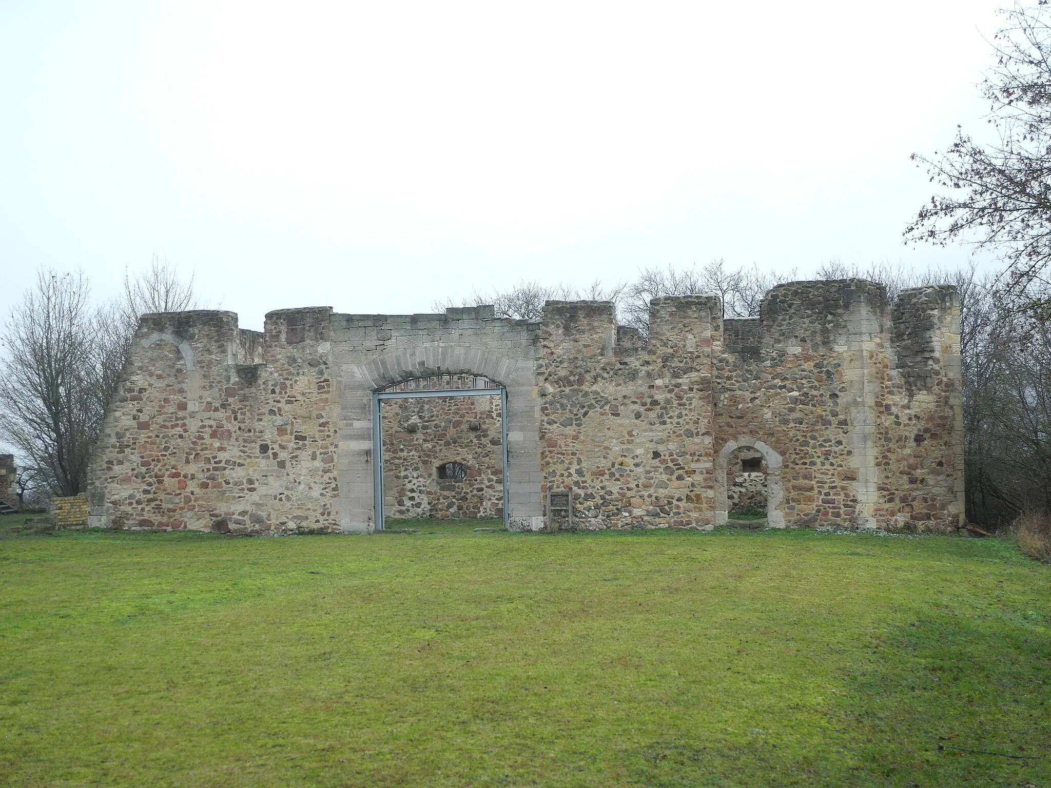 Photo showing: Naturschutzgebiet im Regierungsbezirk Kassel 1634017.
„Alte Kartause bei Gensungen“, Wald mit Grünland und einer Streuobstwiese sowie den Ruinen einer mittelalterlichen Klosteranlage, ca. 1,0 km nordöstlich des Ortsrandes von Gensungen im Schwalm-Eder-Kreis, Hessen, Deutschland.

Die Ruine der Klosterkirche.