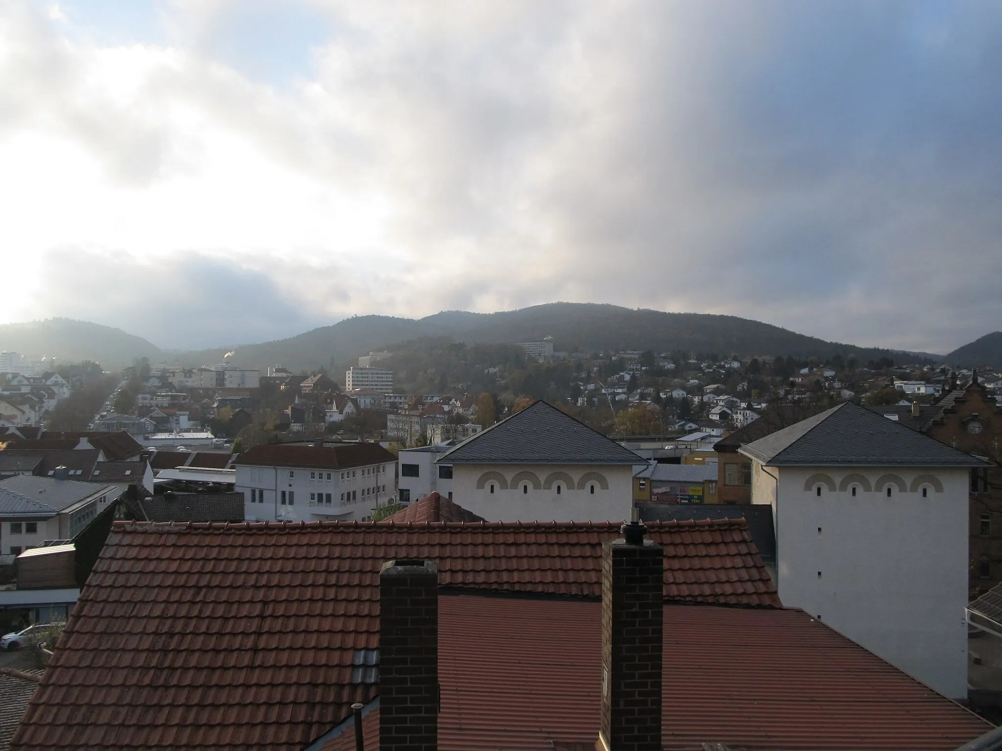 Photo showing: Blick vom Stadtturm westlich des Kirchplatzes in Bad Wildungen nach Westen