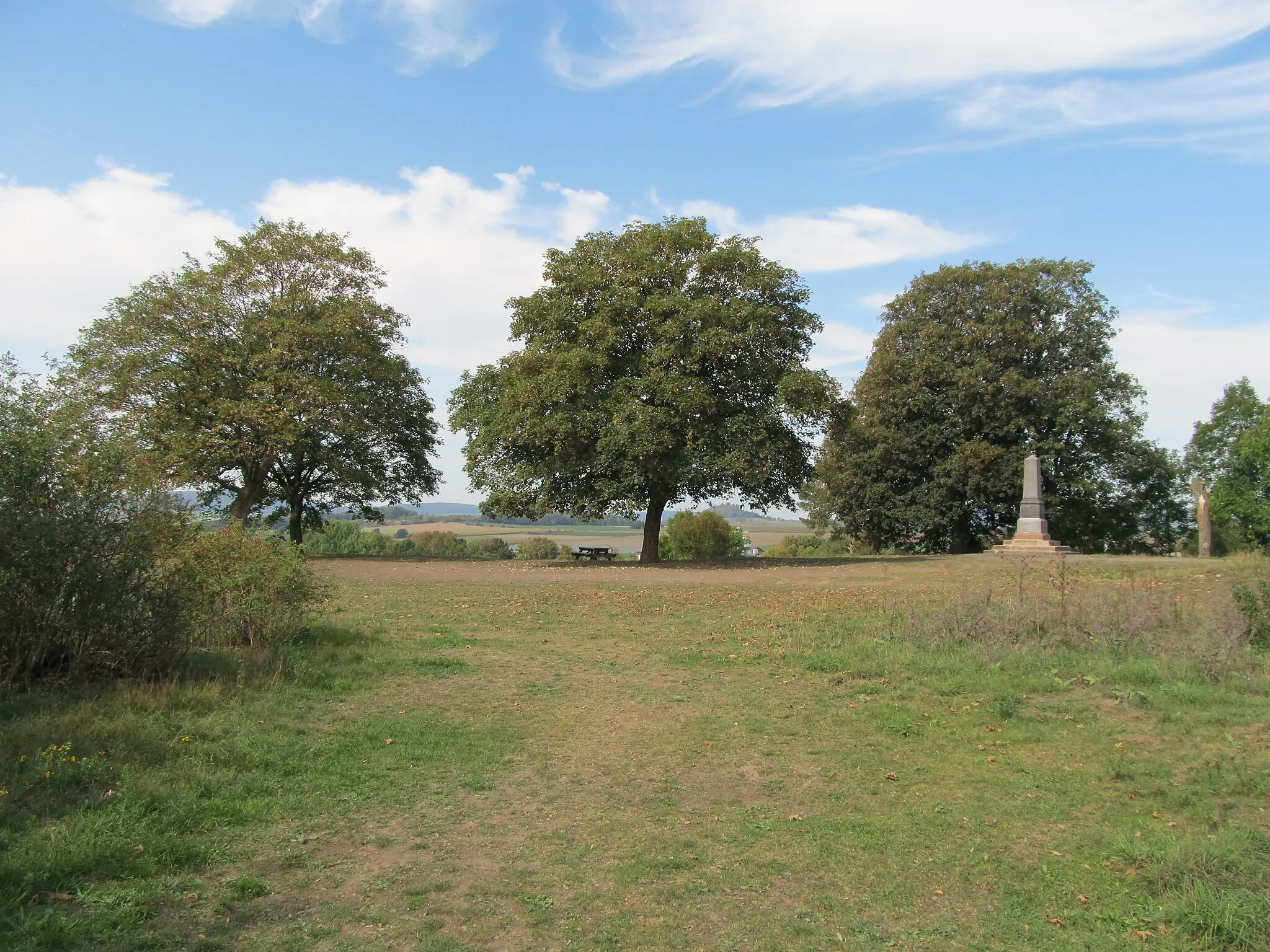 Photo showing: auf dem Berg Nacken bei Gudensberg, Blick von Osten auf die Kuppe, mit dem Kaiser-Friedrich-Denkmal