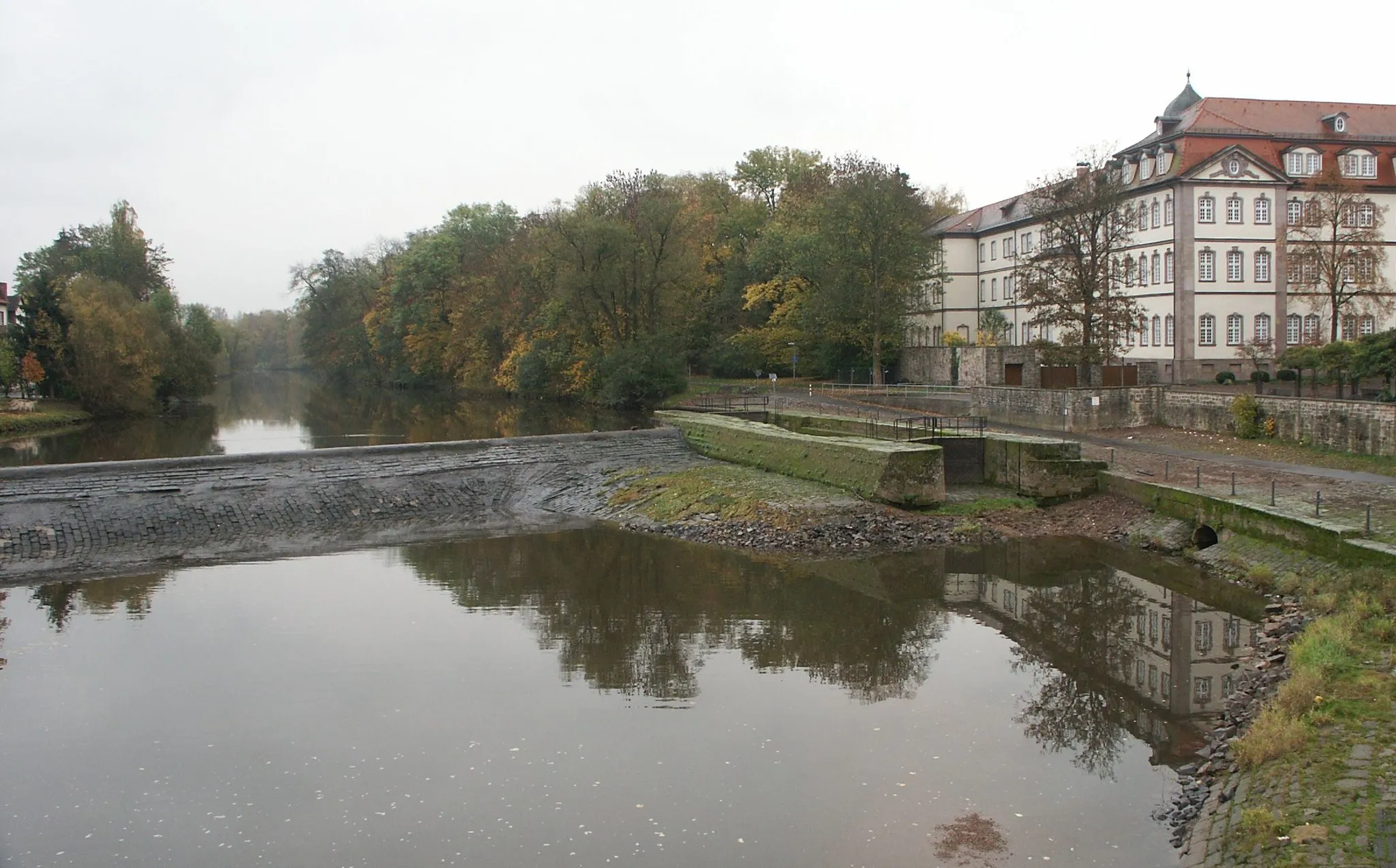 Photo showing: Die Fulda und die aus dem 16. Jahrhundert stammende Schleuse in Rotenburg, rechts das Schloss in Rotenburg