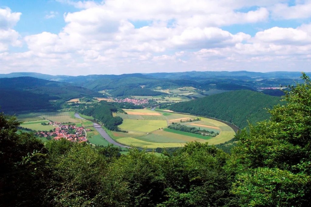 Photo showing: Werraschleife, Landesgrenze Thüringen/Hessen, Deutschland. Blick von Thüringen nach Westen in Richtung Hessen. Links der Ort Lindewerra, rechts im Hintergrund Oberrieden (Bad Sooden-Allendorf).