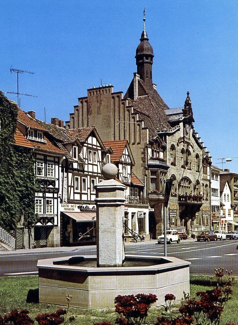 Photo showing: Rathaus Großalmerode mit Marktplatz und Brunnen