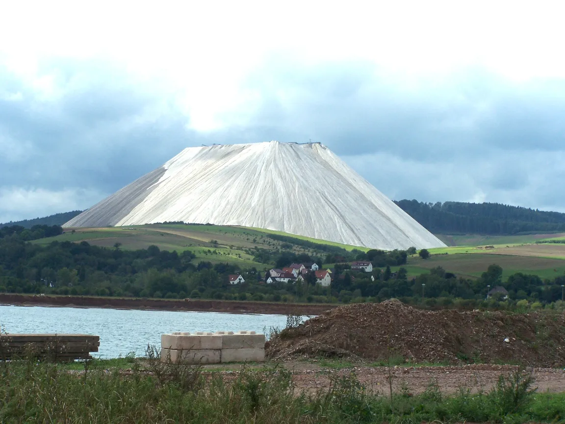Photo showing: Salt mining and construction gravel, the natural resources.