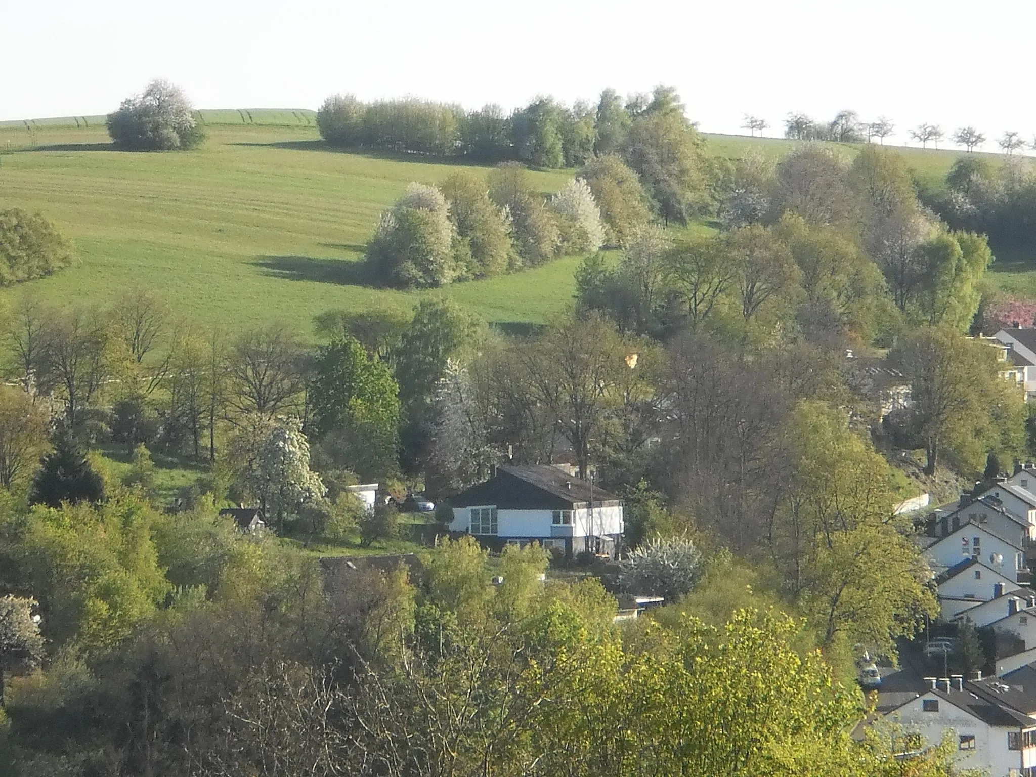 Photo showing: Hasenkopf-Hang und Oberes Ockershausen, Straße Gladenbacher Weg, Foto von der oberhalb des Seitentals der Lahn im Norden am Dammelsberg liegenden Hohen Leuchte im Frühjahr, Mai 2016 am Nachmittag.