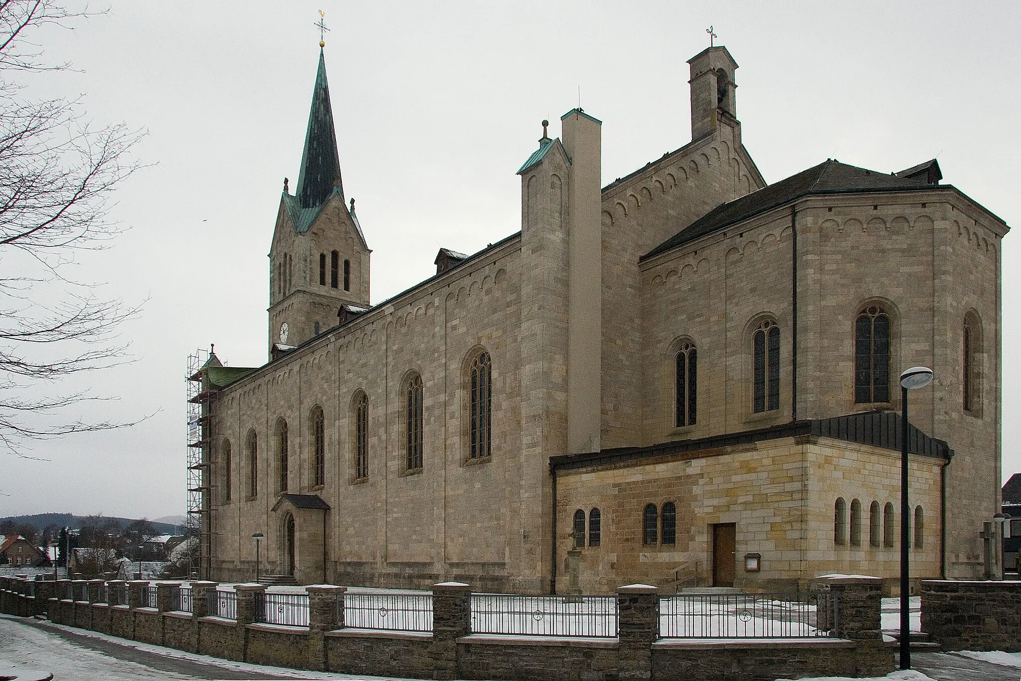 Photo showing: Südostseite der Pfarrkirche St. Peter und Paul in Medebach