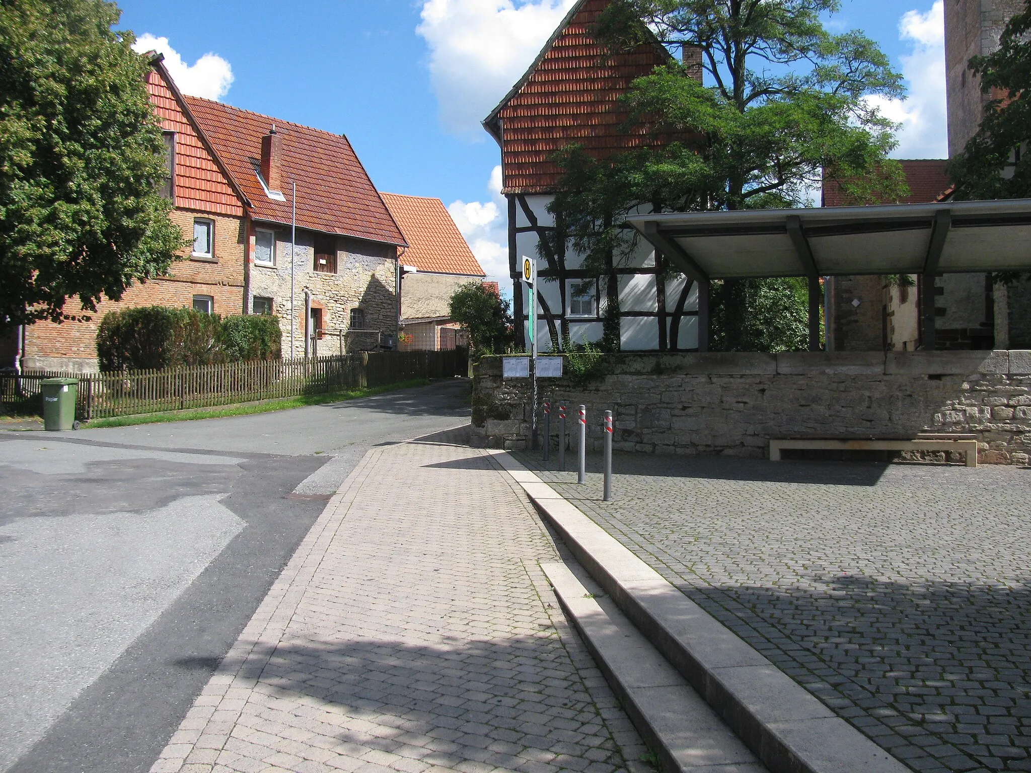 Photo showing: die Bushaltestelle Kirchweg in Breuna