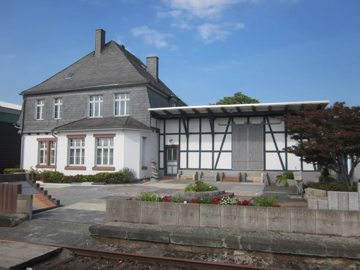 Photo showing: Ehemaliges Bahnhofsgebäude in Allendorf (Eder)