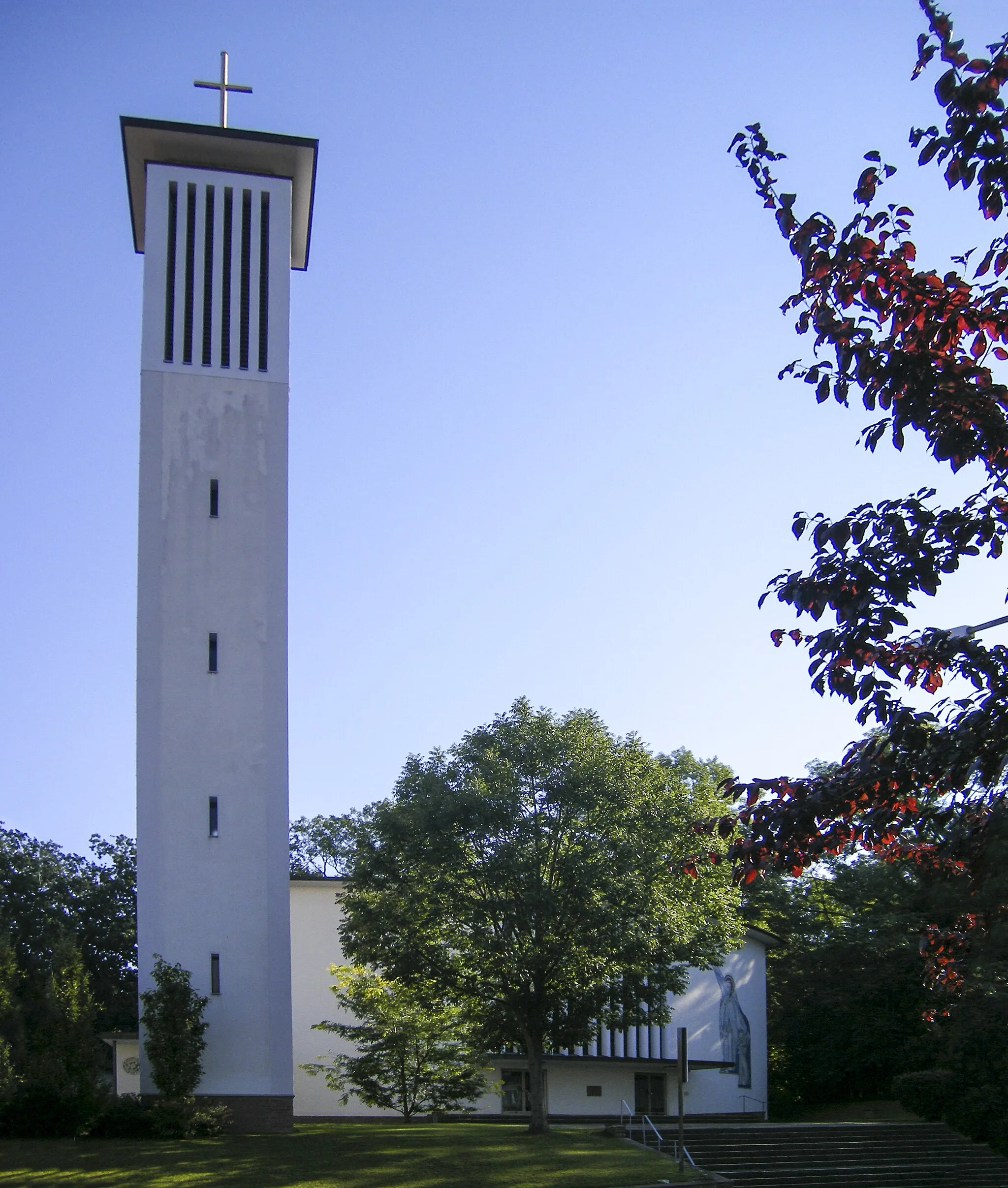 Photo showing: Der an einen Campanile erinnernde Kirchturm