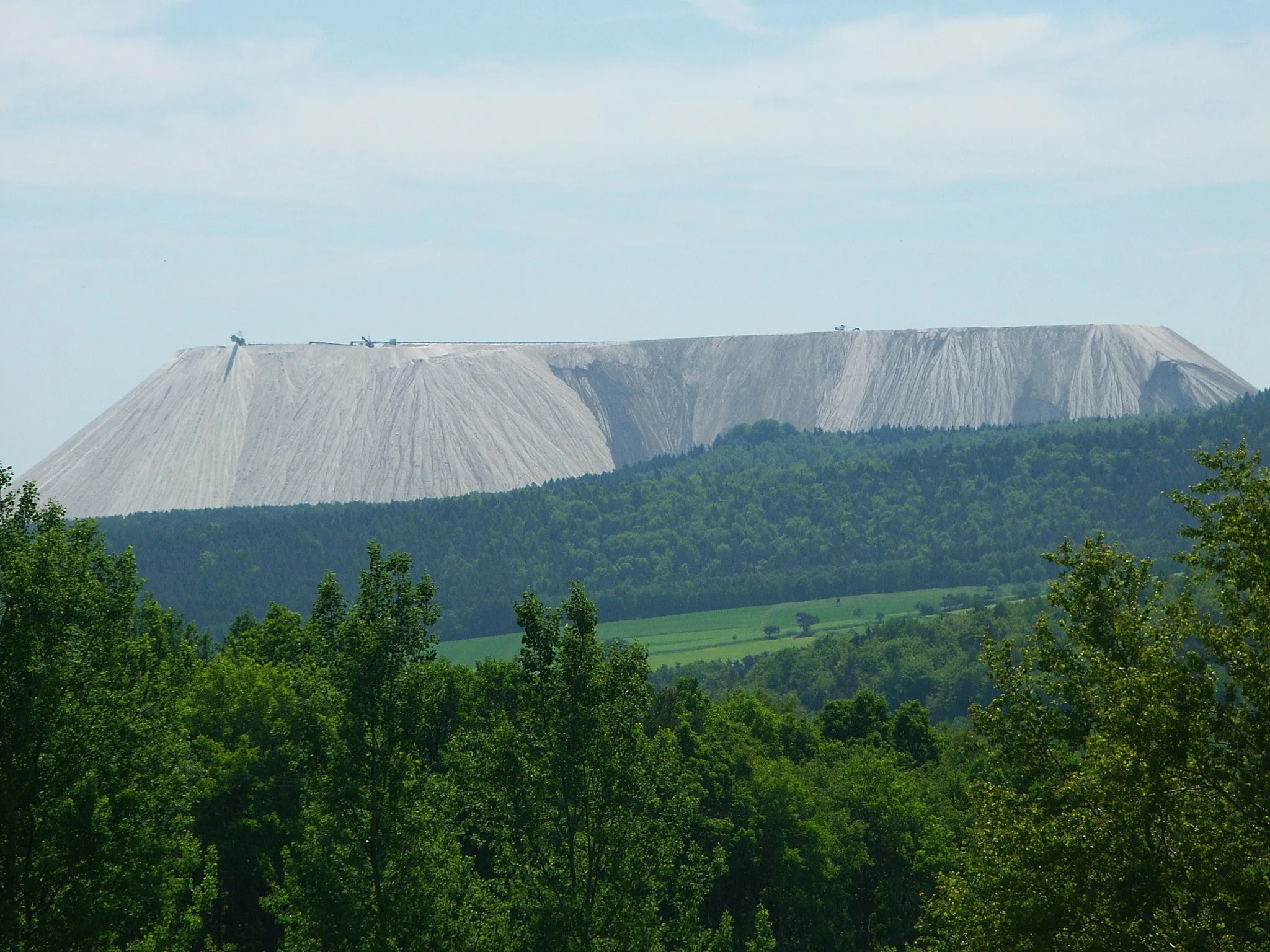 Photo showing: Der Salzberg ("Monte Kali") des Kaliwerks Wintershall in Heringen