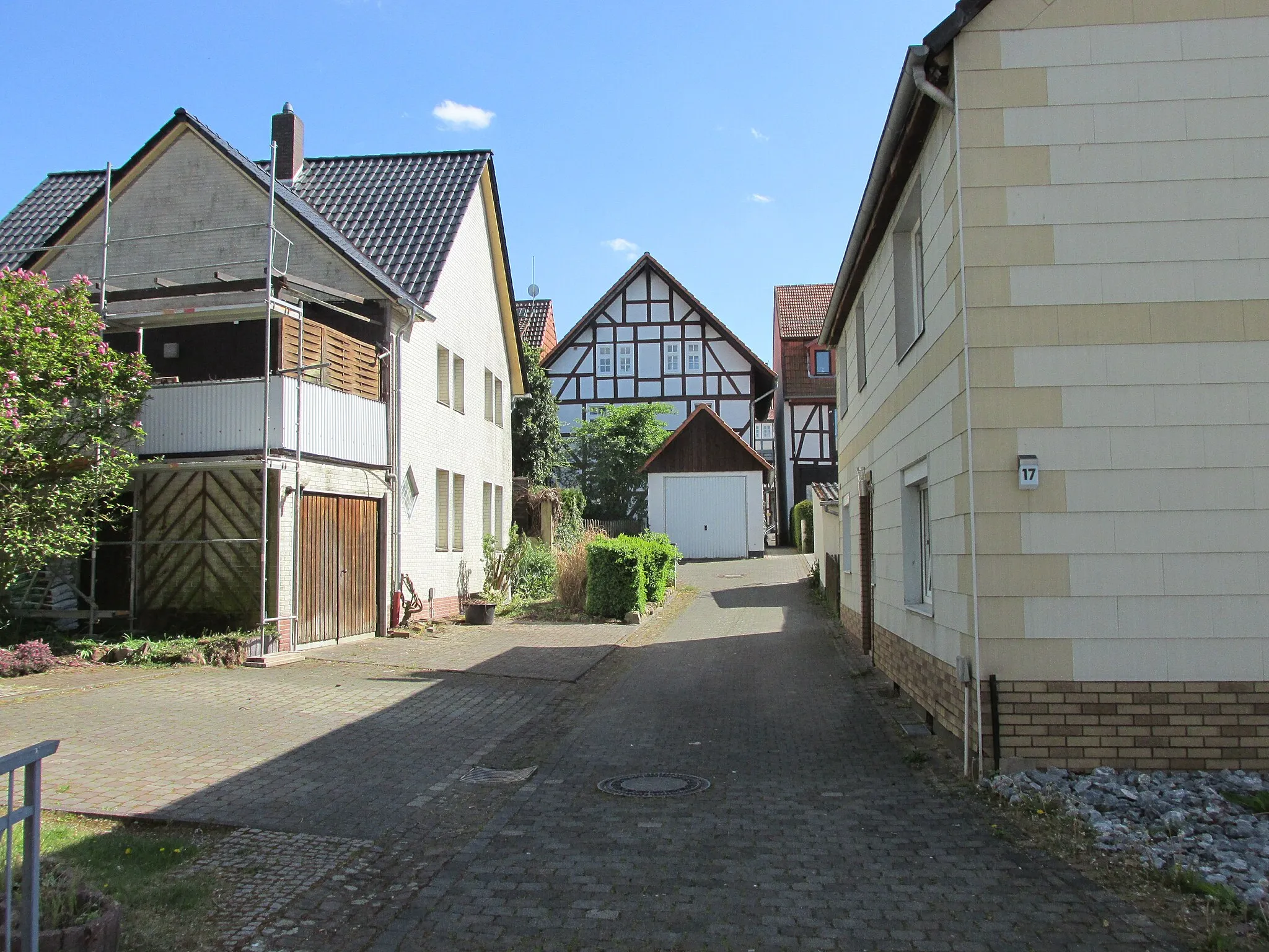 Photo showing: neben dem Haus Bachstraße 17 in Immenhausen gibt es eine Gasse zur Straße Hinter dem Rathaus