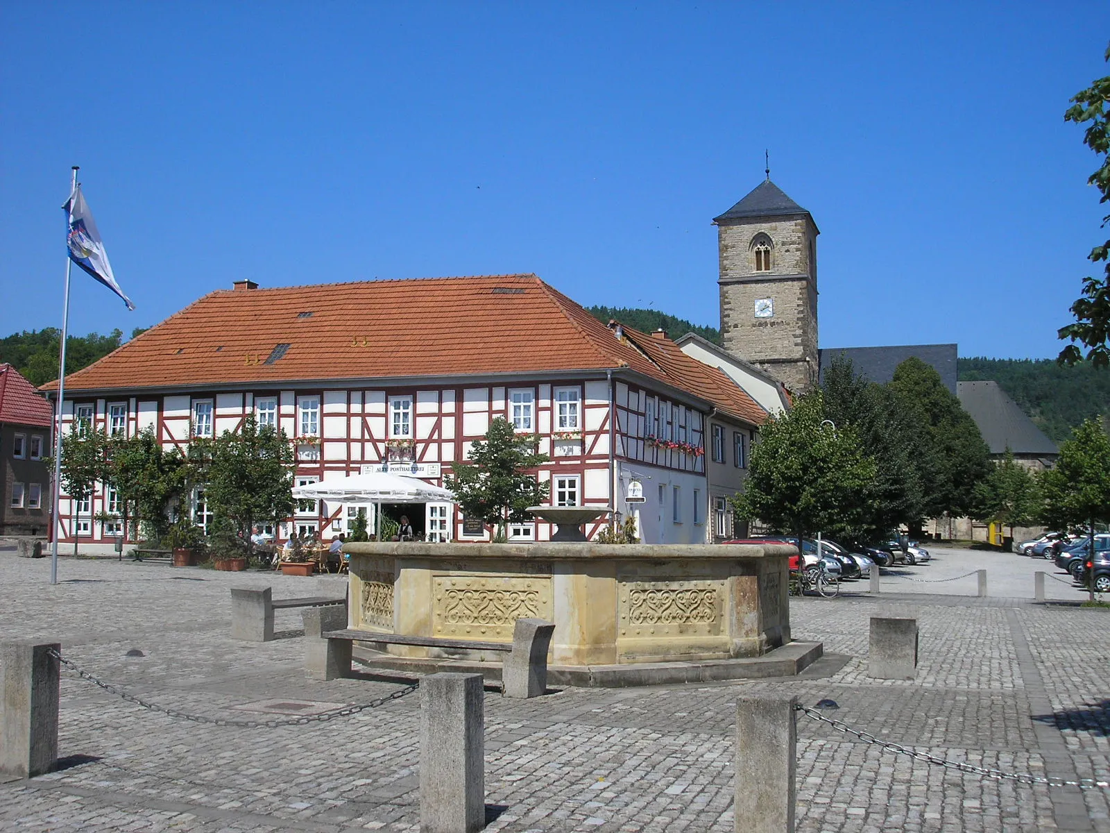 Photo showing: In der Creuzburger Altstadt - Marktbrunnen auf dem "Plan".