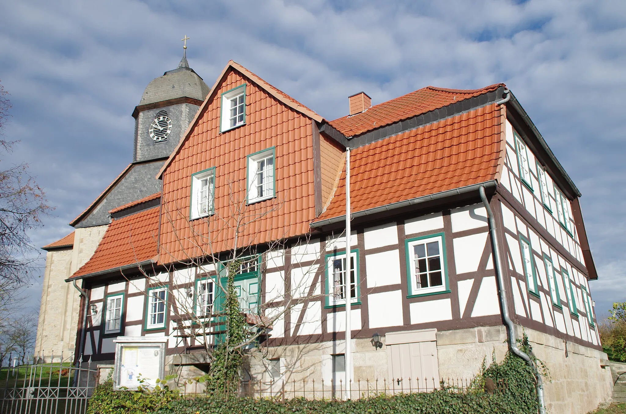 Photo showing: Scheden in Niedersachsen. Das Haus befindet sich direkt bei der Kirche.