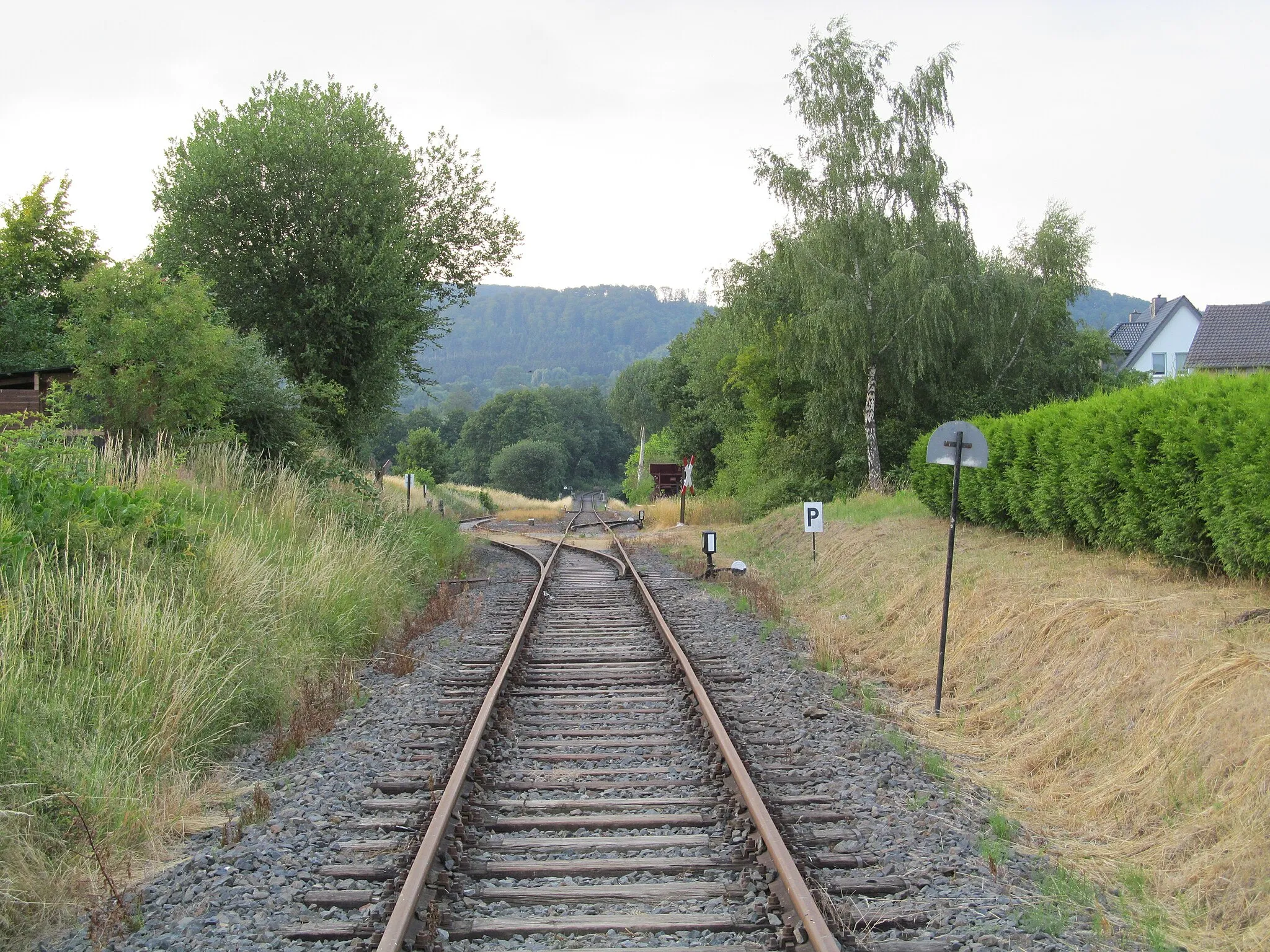 Photo showing: Einfahrt in den Bahnhof Elgershausen an der Bahnstrecke Kassel-Naumburg