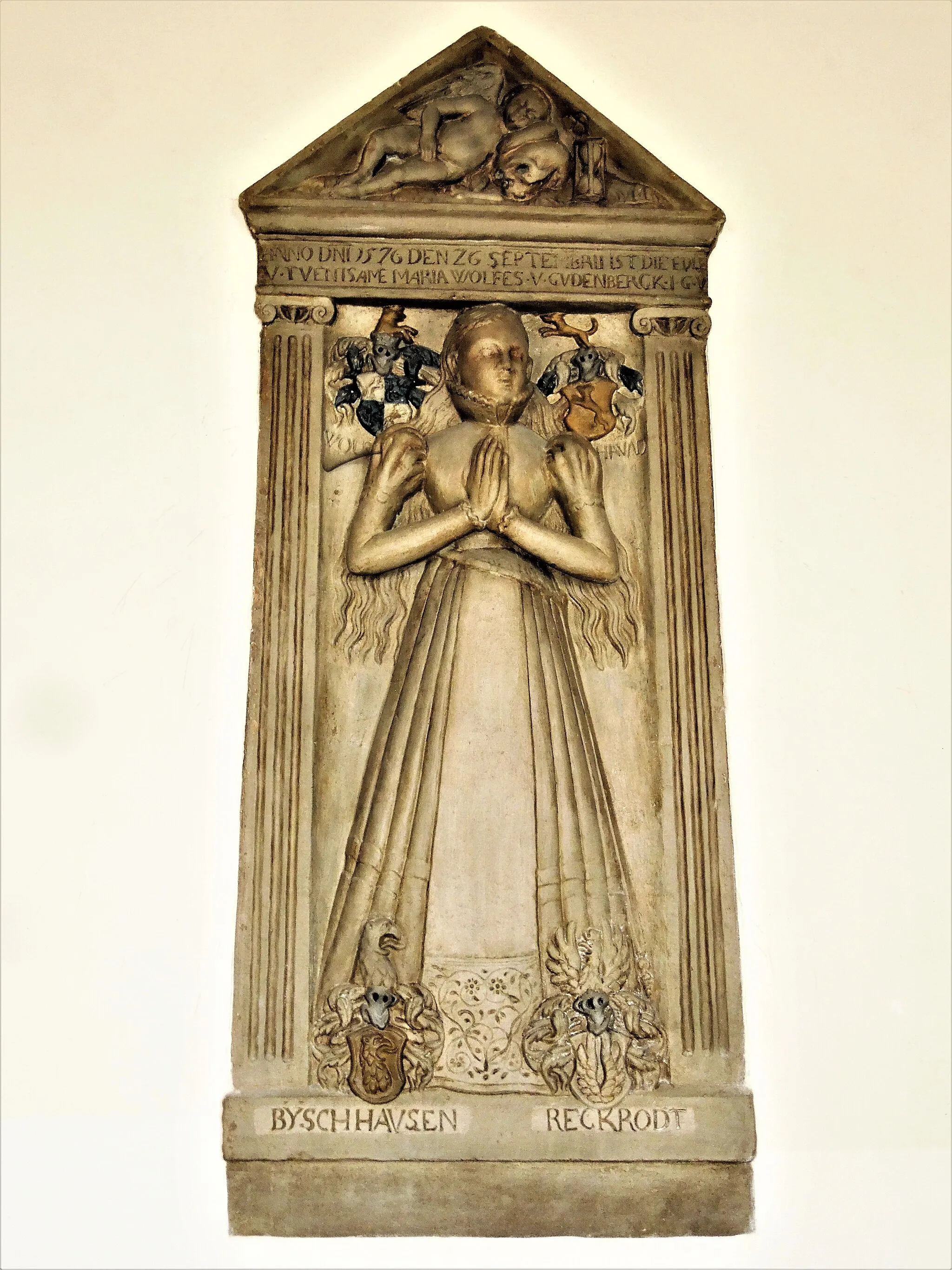 Photo showing: Wichdorf, Dorfkirche: Epitaph der 1576 verstorbenen Maria Wolff von Gudenberg, gestiftet von den Ritterfamilien von Bischoffshausen (Bischhausen) & von Reckrodt