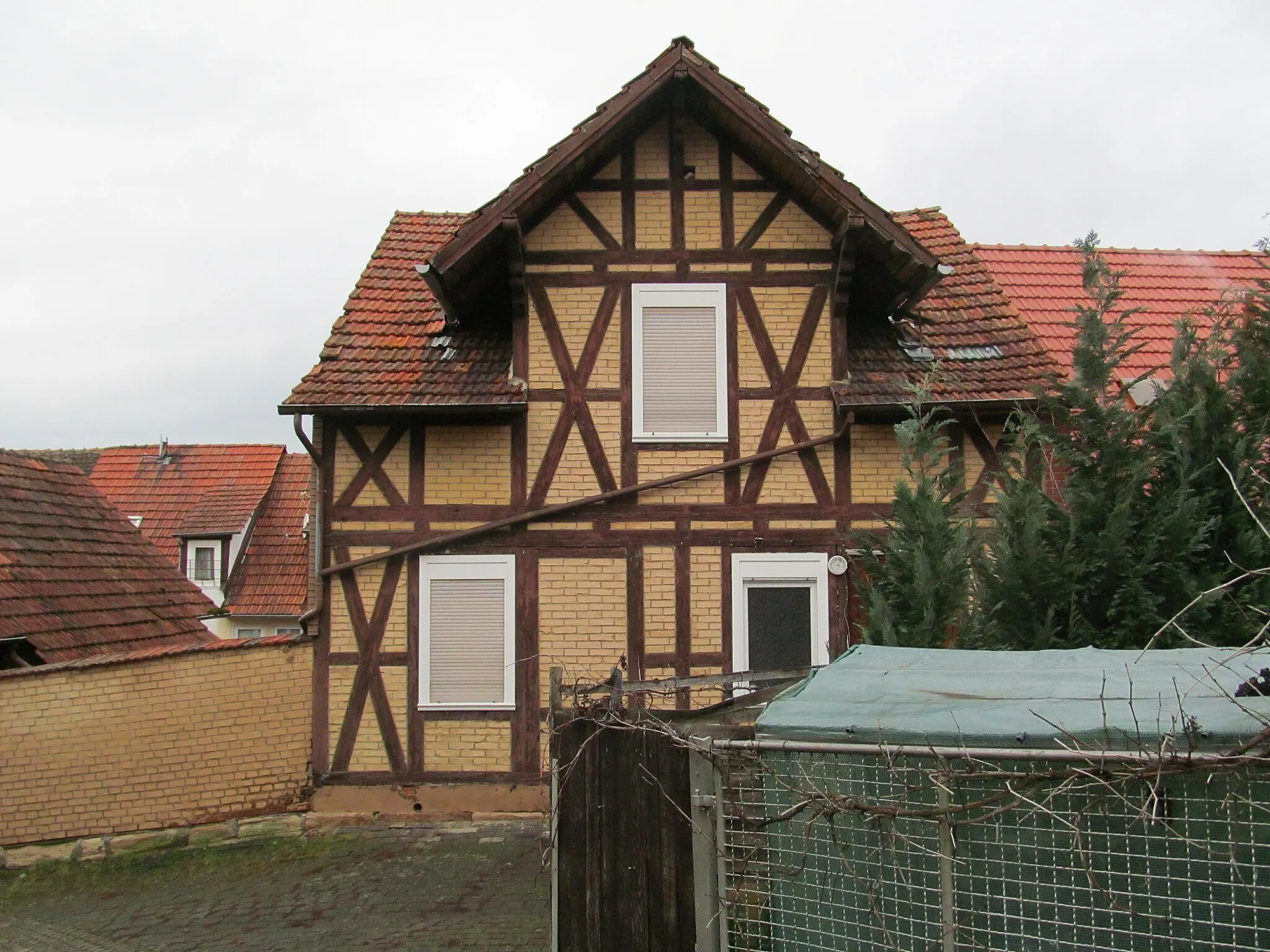 Photo showing: Blick vom Kirchplatz auf die Rückseite des Hauses Bäckergasse 27 in Sontra