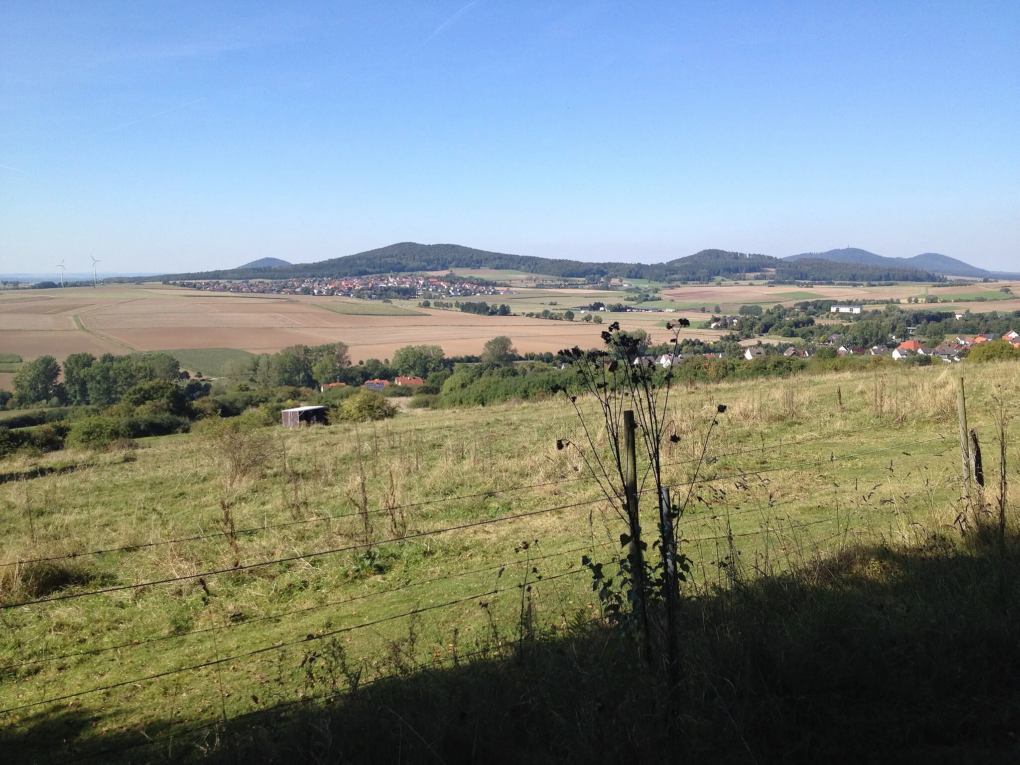 Photo showing: Blick vom Habichtswaldsteig über Breitenbach nach Martinhagen