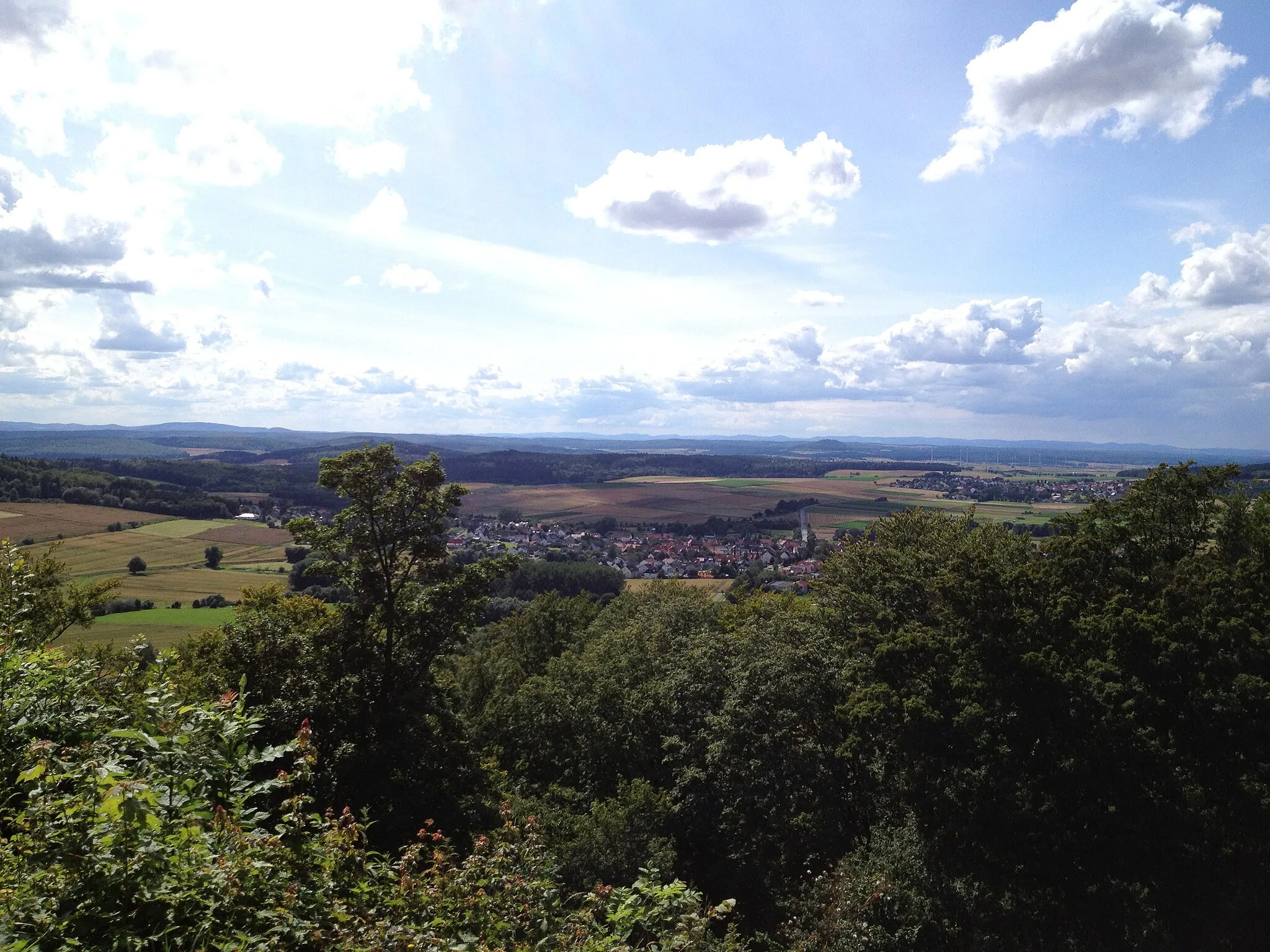 Photo showing: Blick von der Ruine Schauenburg auf Breitenbach (Bildmitte) und Martinhagen (rechts)