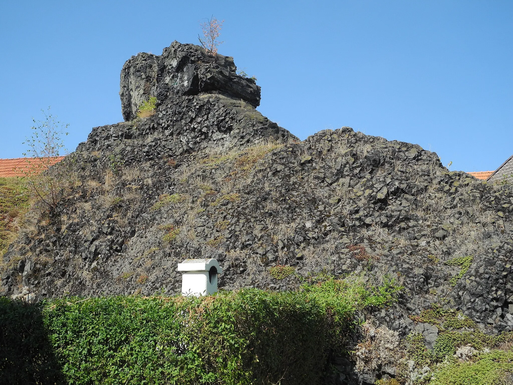 Photo showing: Flächenhaftes Naturdenkmal im Landkreis Kassel 6.33.708. Basaltfelsen „Martinstein“ in der Ortsmitte von Martinhagen.