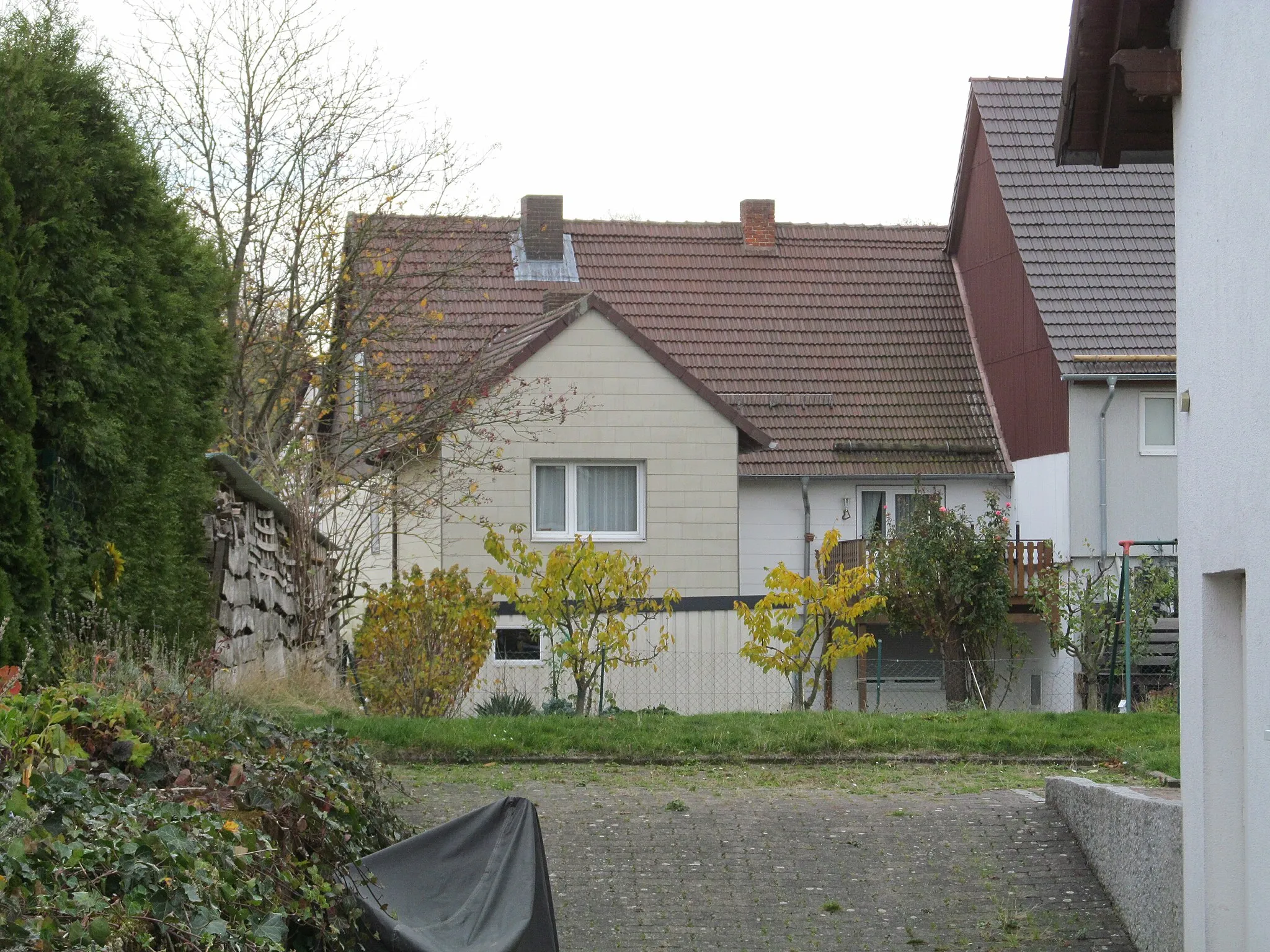 Photo showing: Blick von der Straße Schulweg auf die Rückseite vom Haus Lange Straße 7 in Lutterberg