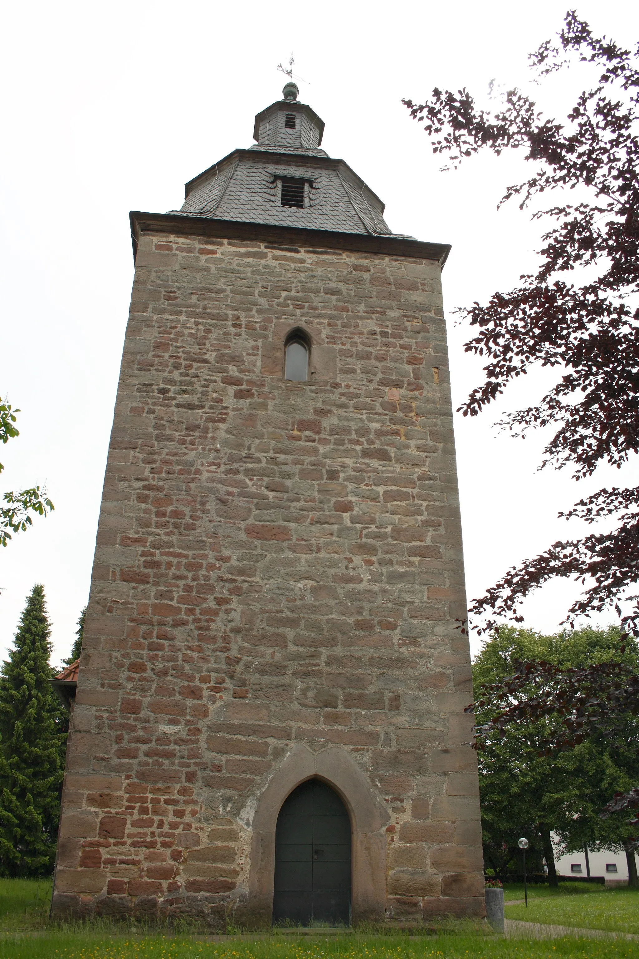 Photo showing: Evangelische Pfarrkirche in Velmeden, einem Ortsteil von Hessisch Lichtenau im Werra-Meißner-Kreis (Hessen), Westturm mit barocker Haube