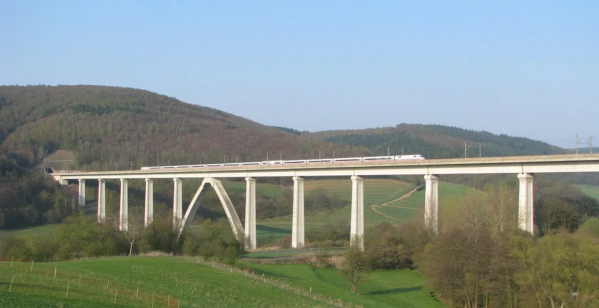 Photo showing: An ICE 1 high-speed train on the Pfieffetal bridge, near Melsungen, Hesse, Germany.