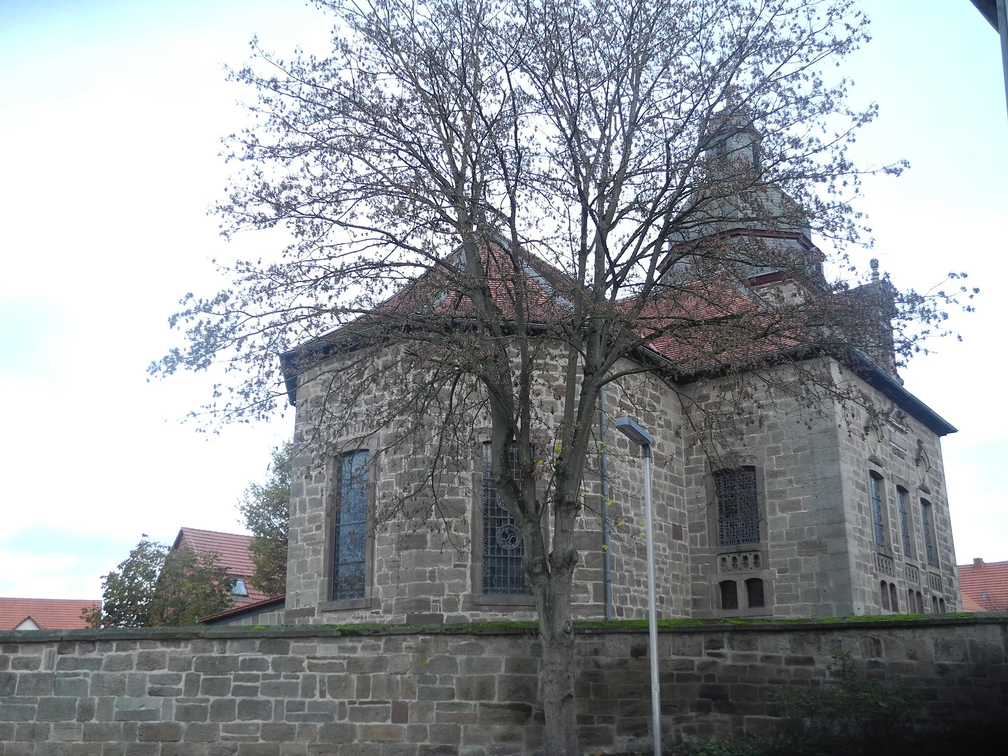 Photo showing: Kirche in der Ortsmitte von Balhorn, in der Gemeinde Bad Emstal, Hessen, Deutschland.