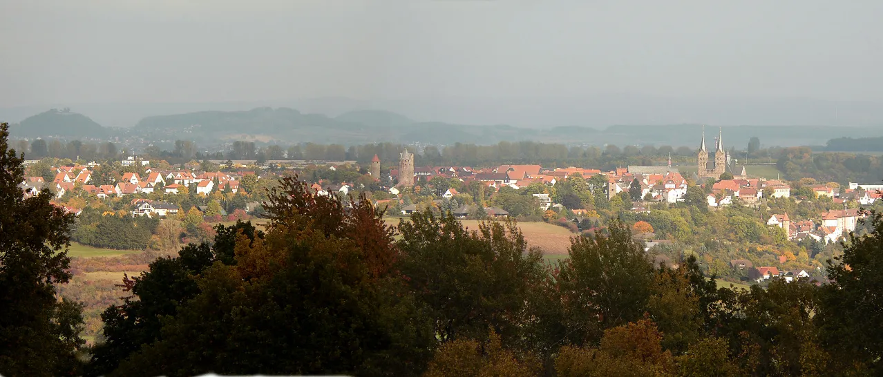 Photo showing: Fritzlar vom Büraberg; rechts der Dom, in der Mitte der Graue Turm; im Hintergrund am linken Bildrand die Obernburg von Gudensberg