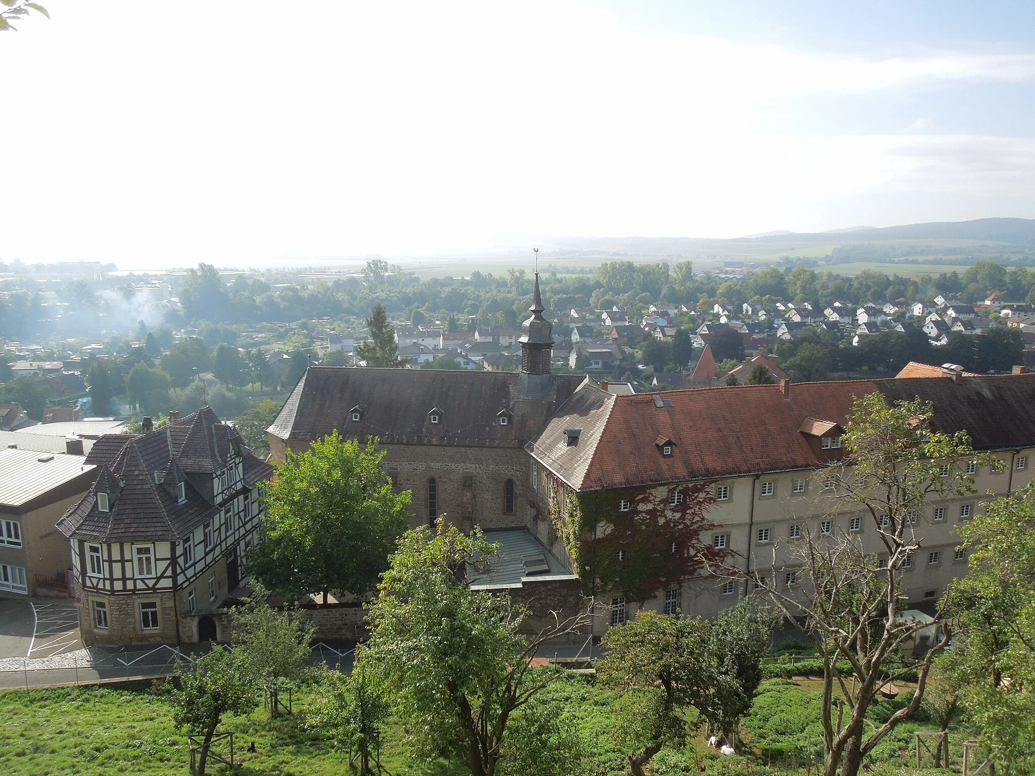 Photo showing: Blick vom Domhügel auf die Gebäude des ehemaligen Ursulinenklosters in Fritzlar; Schule links, Kirche Mitte, Kloster rechts.