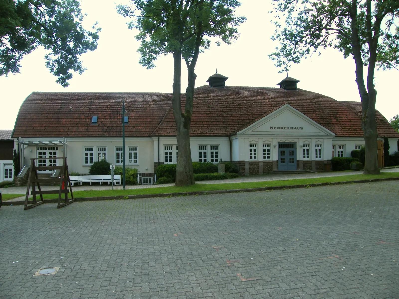 Photo showing: Henkelhaus in Vöhl, Landkreis Waldeck-Frankenberg, Hessen; erbaut 1926 mit Mitteln aus einer Stiftung des 1848 in Vöhl geborenen Chemie-Unternehmers Fritz Henkel; unter Denkmalschutz