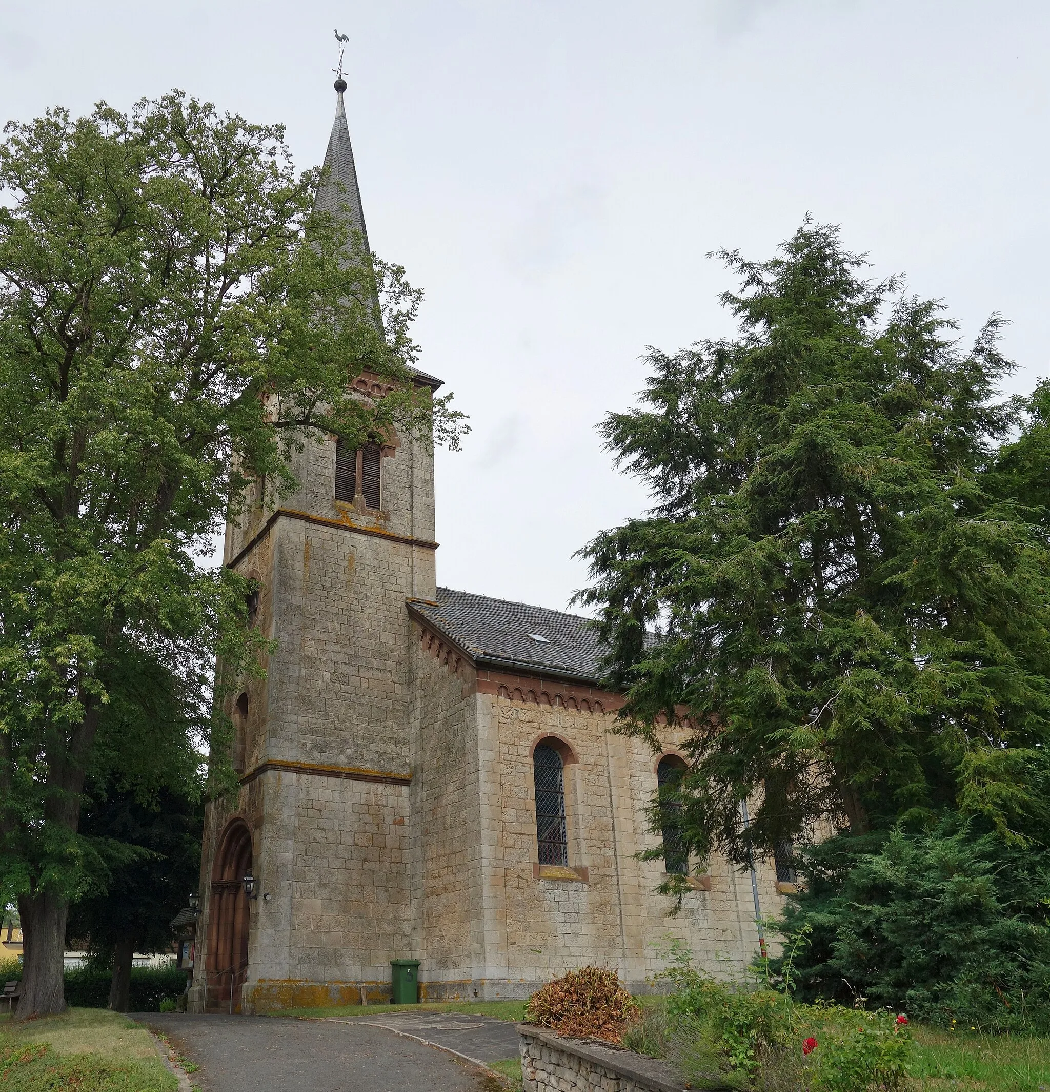 Photo showing: Southern view of the church  in Kirchlotheim , Vöhl municipality , Waldeck-Frankenberg district, Hesse state, Germany.