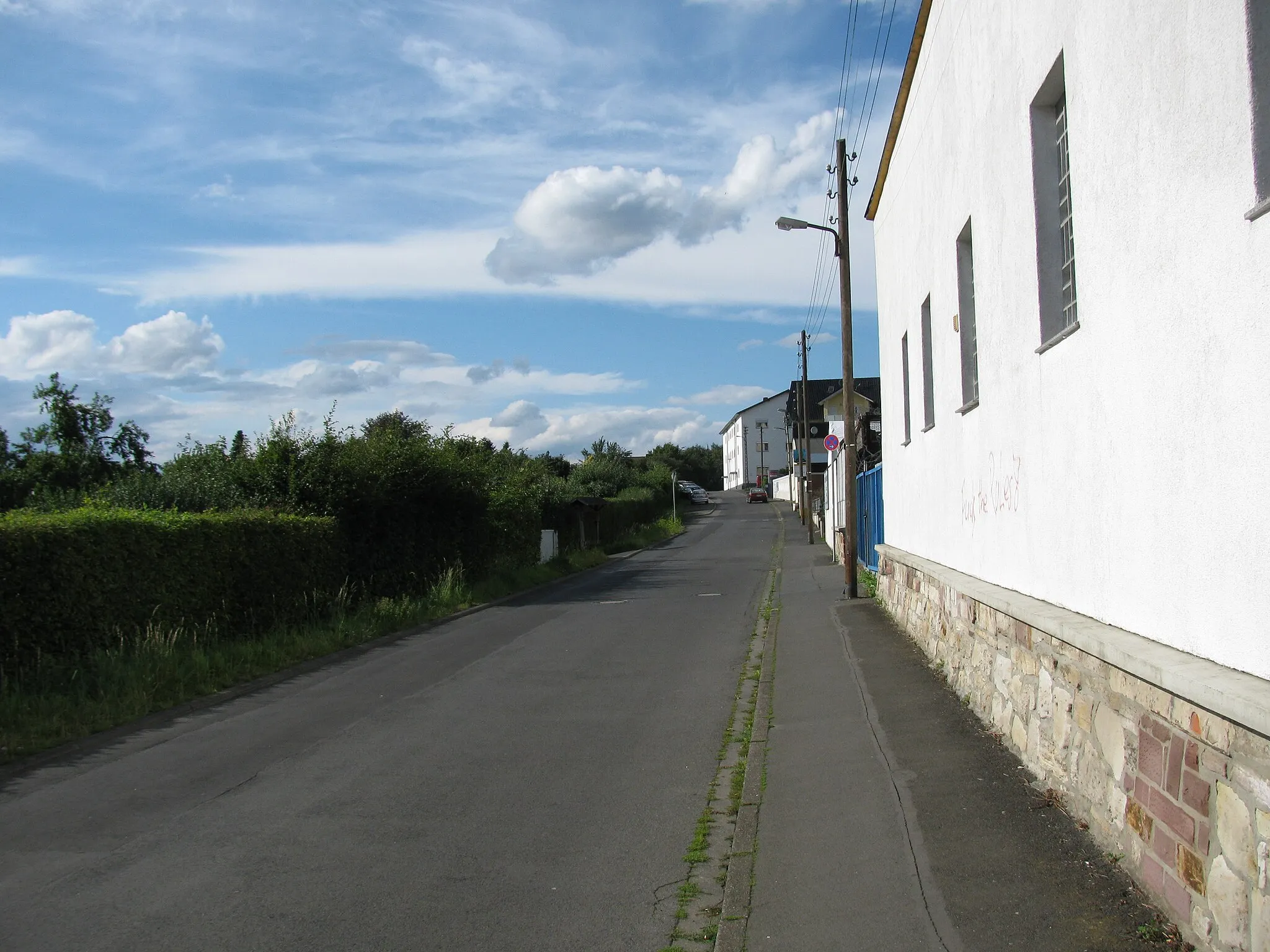 Photo showing: in der Simmershäuser Straße in Kassel nördlich vom Quellbachweg, Blick nach Norden